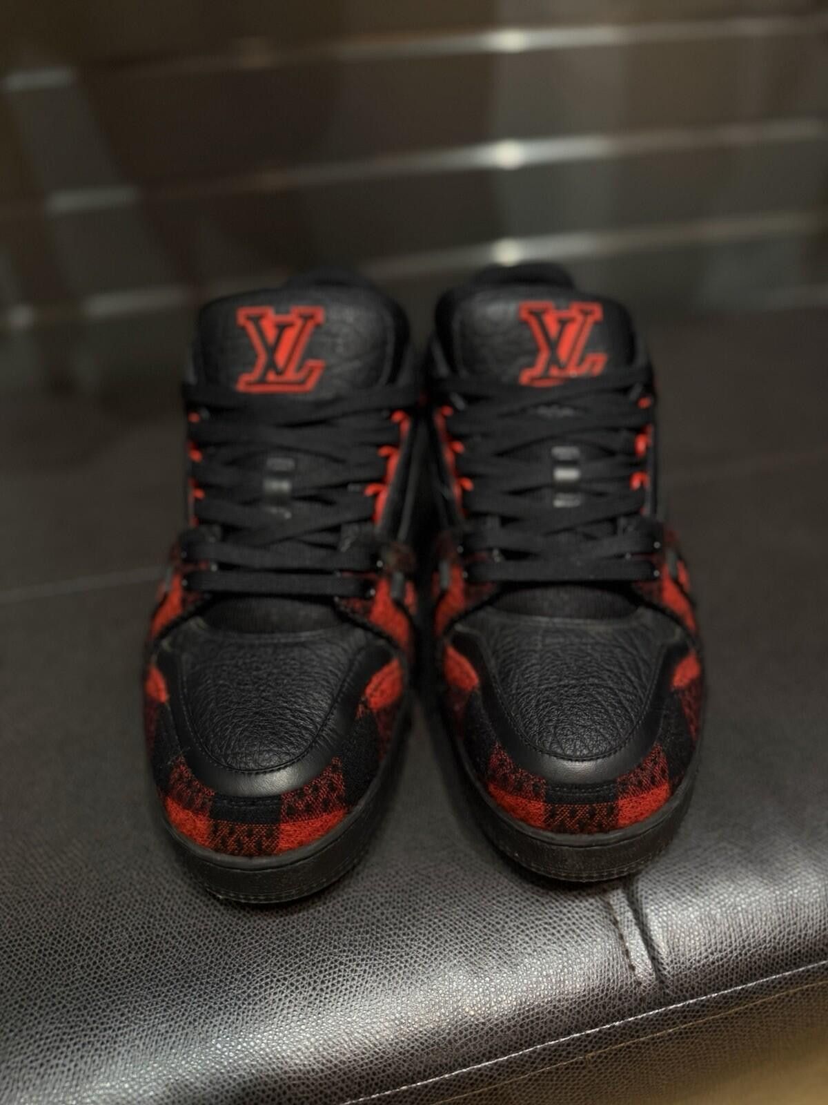 Louis Vuitton Louis Vuitton Trainer Black Red Monogram 8LV/9US $1200 Size US 9 / EU 42 - 5 Thumbnail