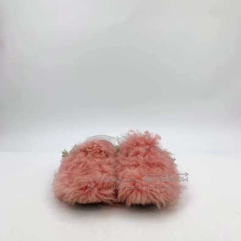 Gucci Pink plush flat casual slippers