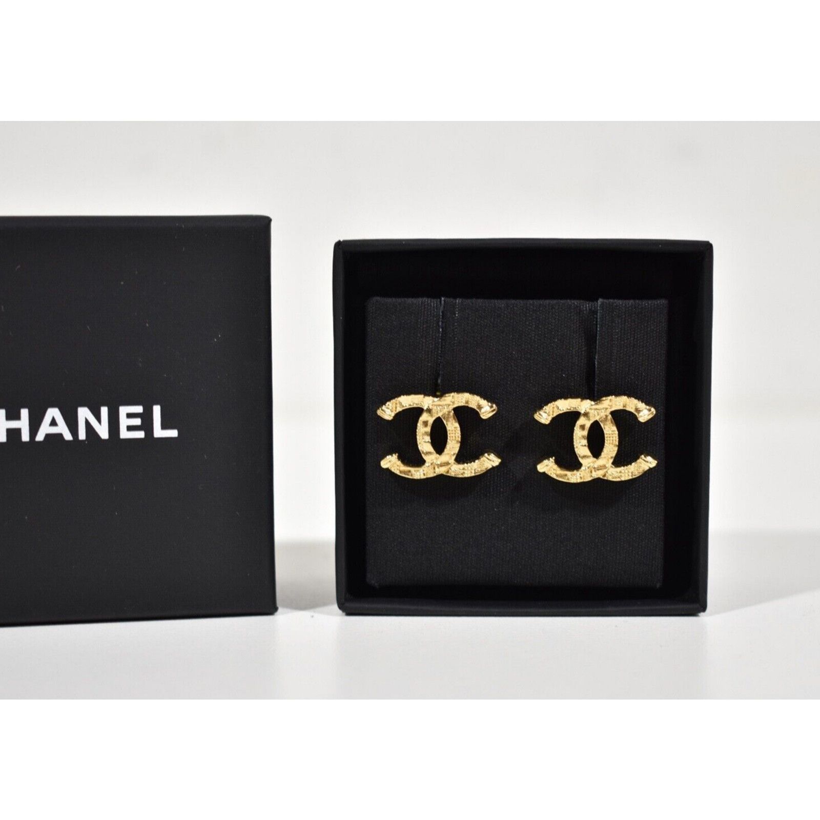 Chanel Chanel Gold Hammered Interlocking Statement Stud Earrings Size ONE SIZE - 5 Thumbnail