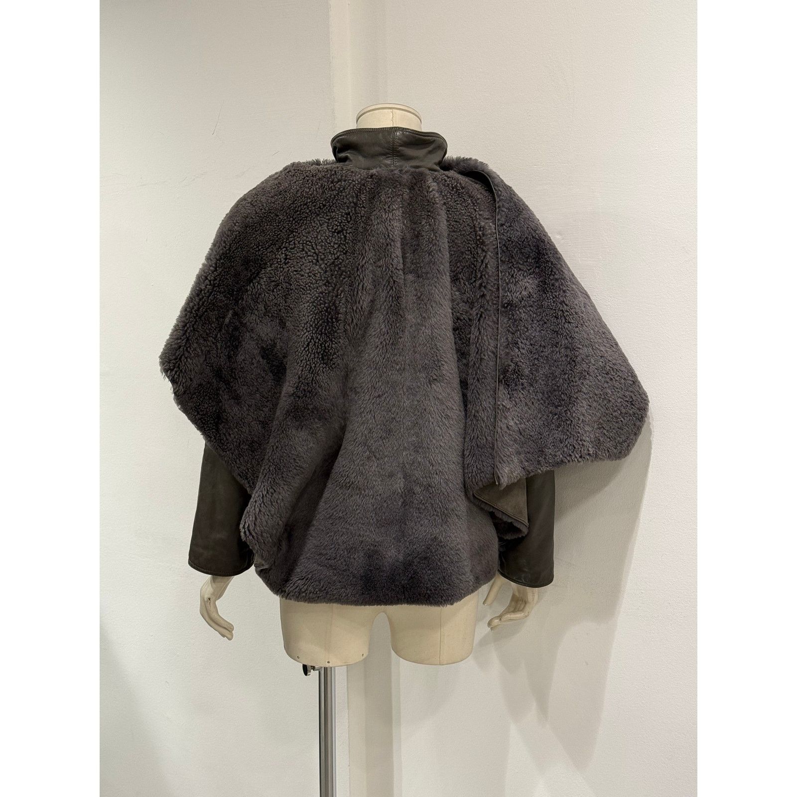 Versace 1980 Gianni Versace shearling leather cape jacket with scarf Size M / US 6-8 / IT 42-44 - 5 Thumbnail