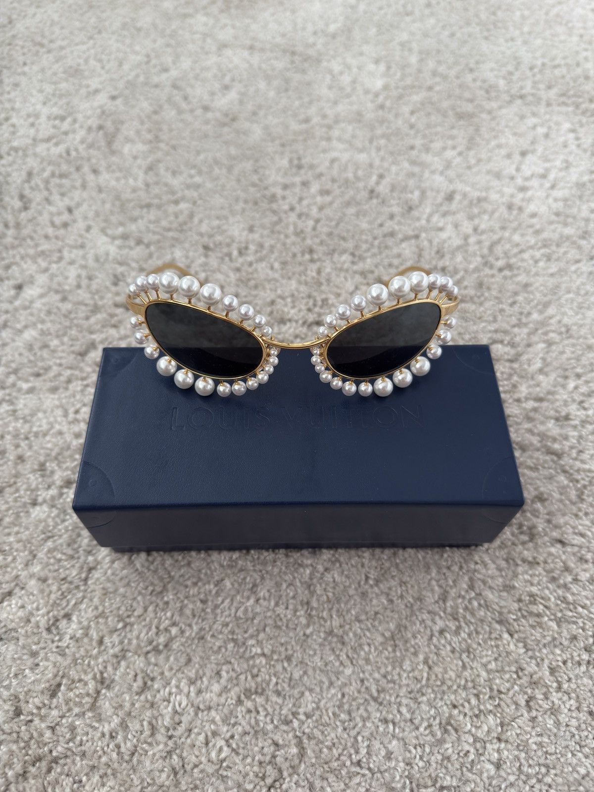 Louis Vuitton Louis Vuitton Wire Pearl Sunglasses Size ONE SIZE - 1 Thumbnail