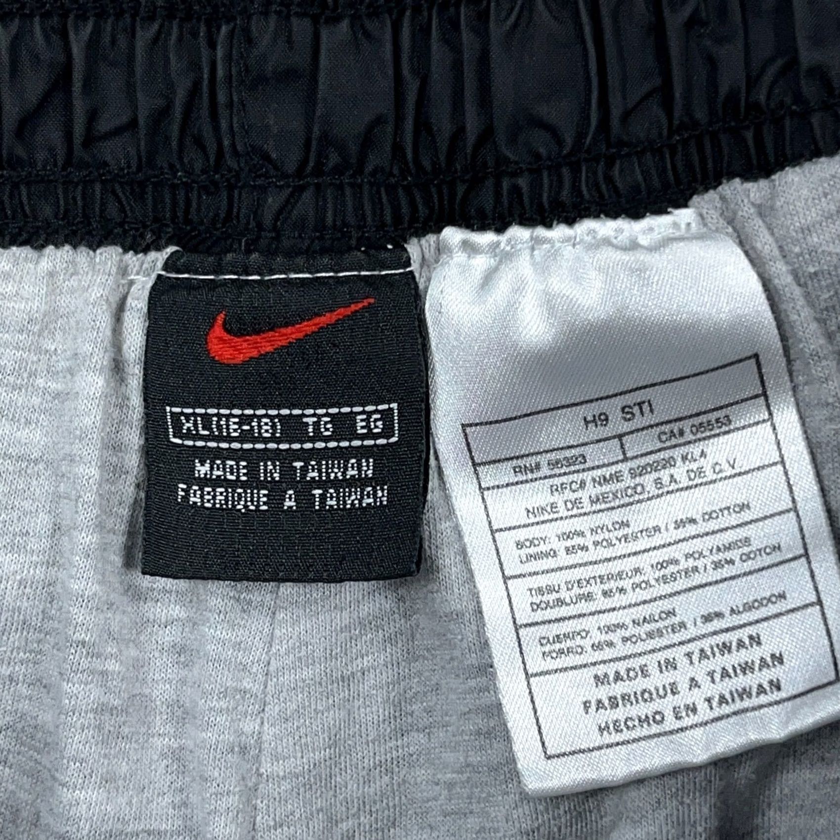 Nike Vintage Nike Pants Women XL Black Windbreakers Track Pants 90s Sportswear Nike Womens XL Black 90s Size 40" / US 18 - 4 Thumbnail