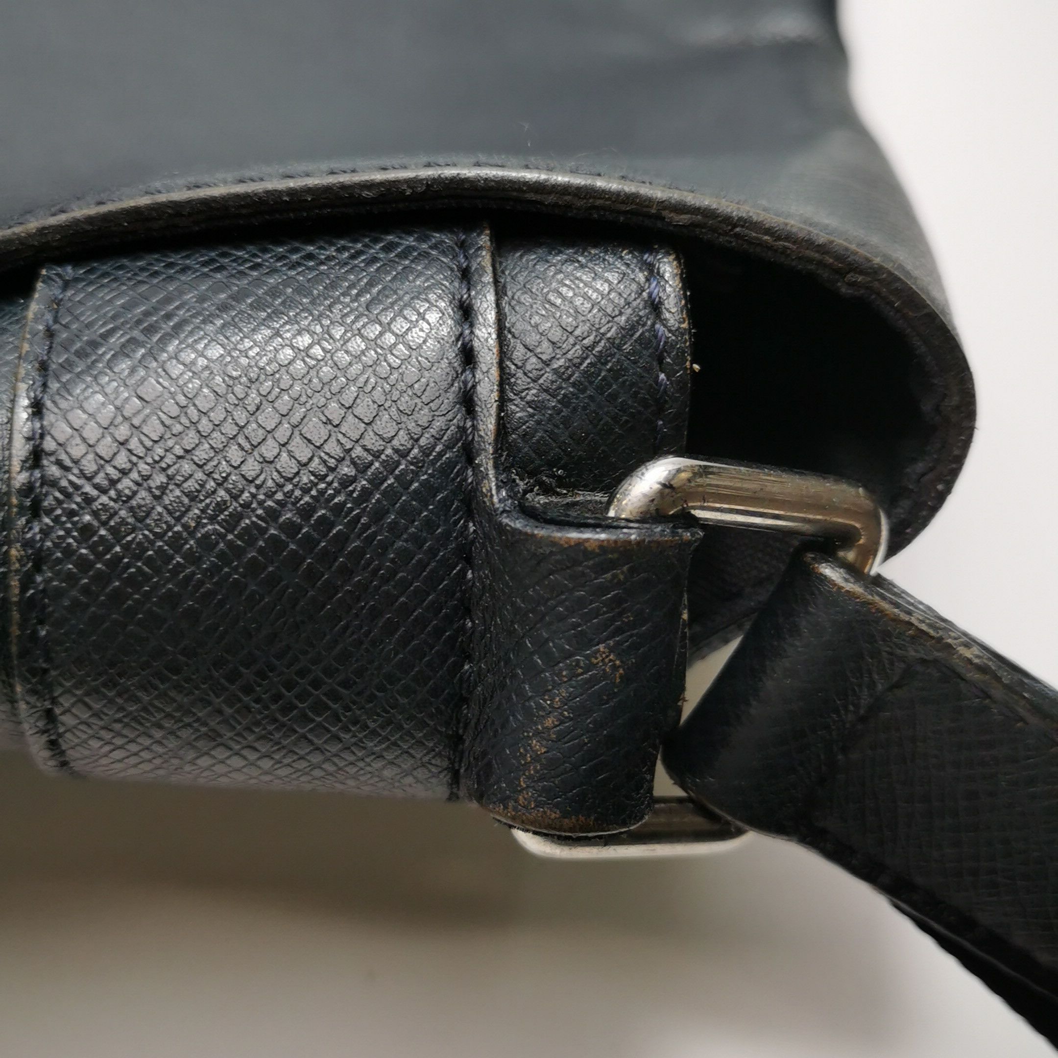 Louis Vuitton Louis Vuitton (LV) Taiga leather solid color flap letter lo Size ONE SIZE - 6 Thumbnail