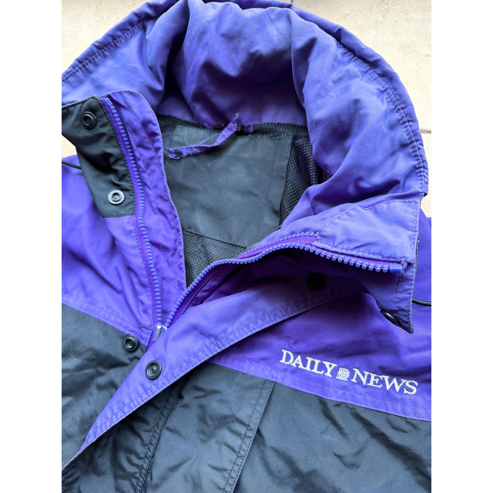 Columbia × Sierra NY Daily News MOST NEW YORK 90s Logo jacket L blk purple vtg Size US L / EU 52-54 / 3 - 13 Thumbnail