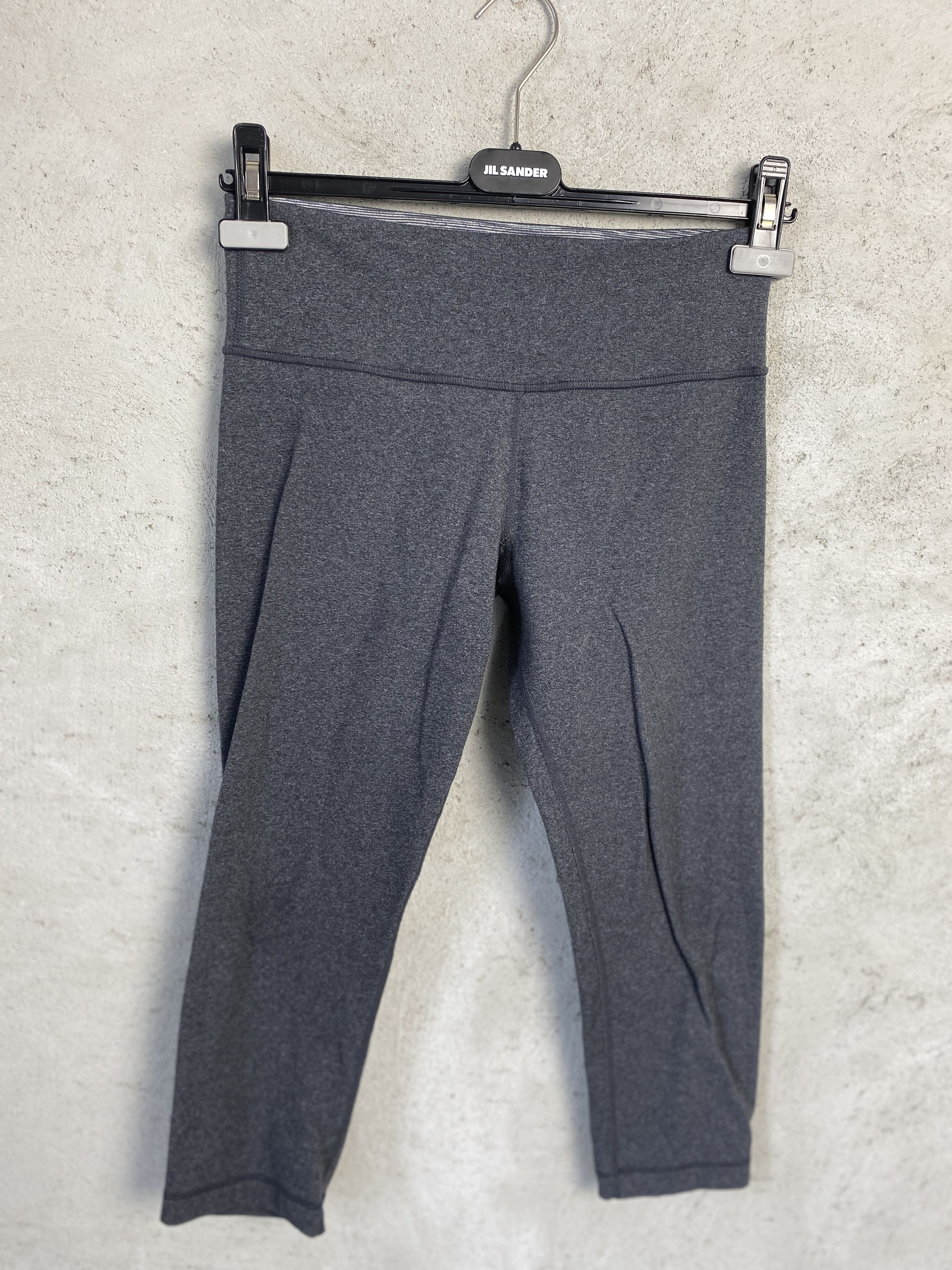Lululemon Lululemon small logo capri leggings sport Size 28" / US 6 / IT 42 - 2 Thumbnail