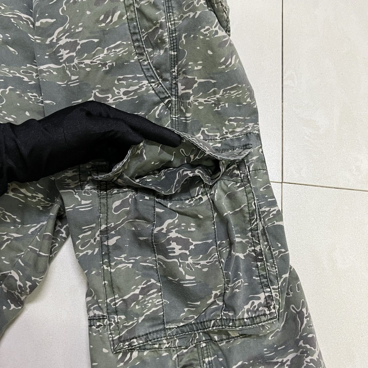 Uniqlo Uniqlo Tiger Stripes Cargo Pants Size US 29 - 5 Thumbnail