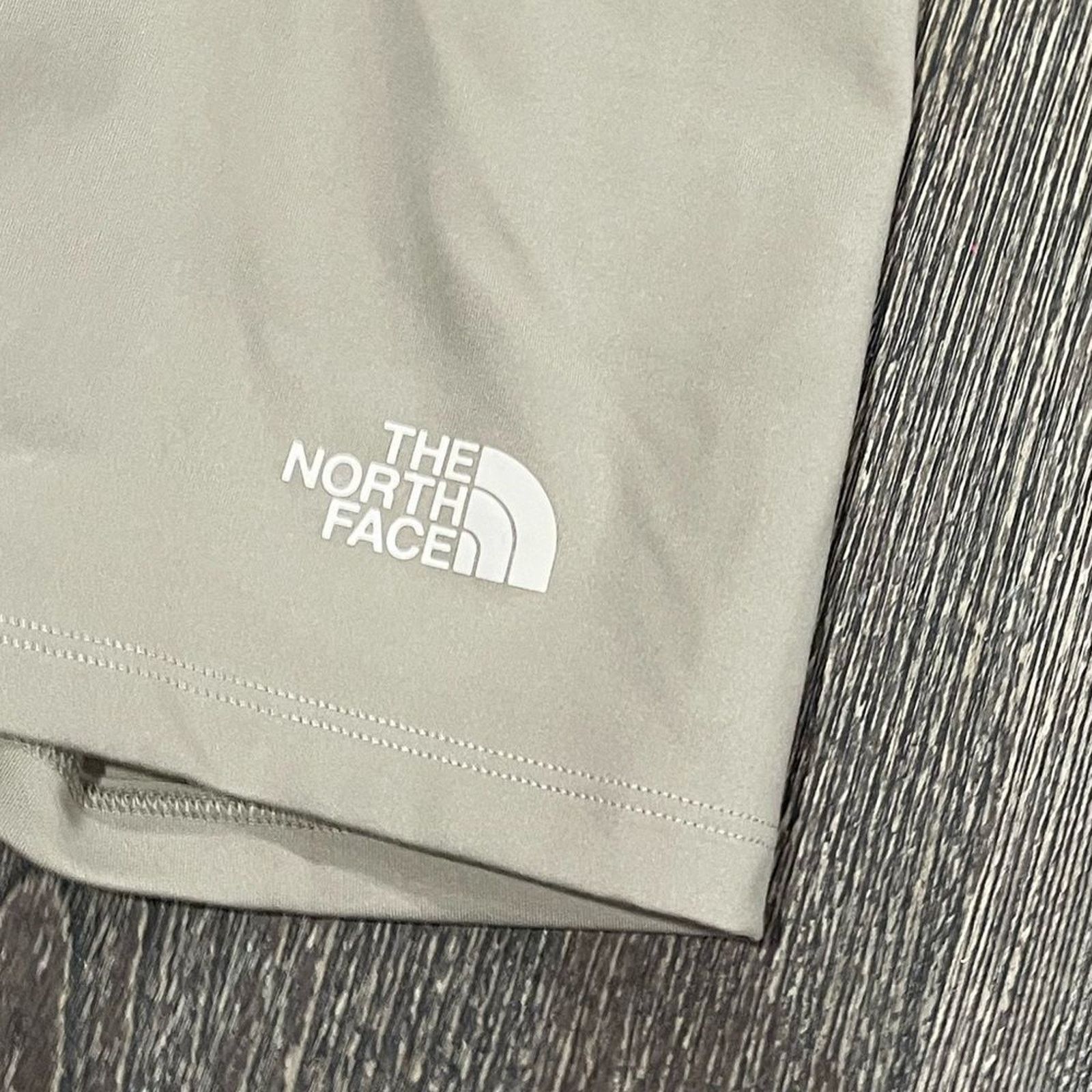 The North Face NWOT The North Face Motivation High-Rise Pocket Shorts 9" Size 28" / US 6 / IT 42 - 2 Thumbnail