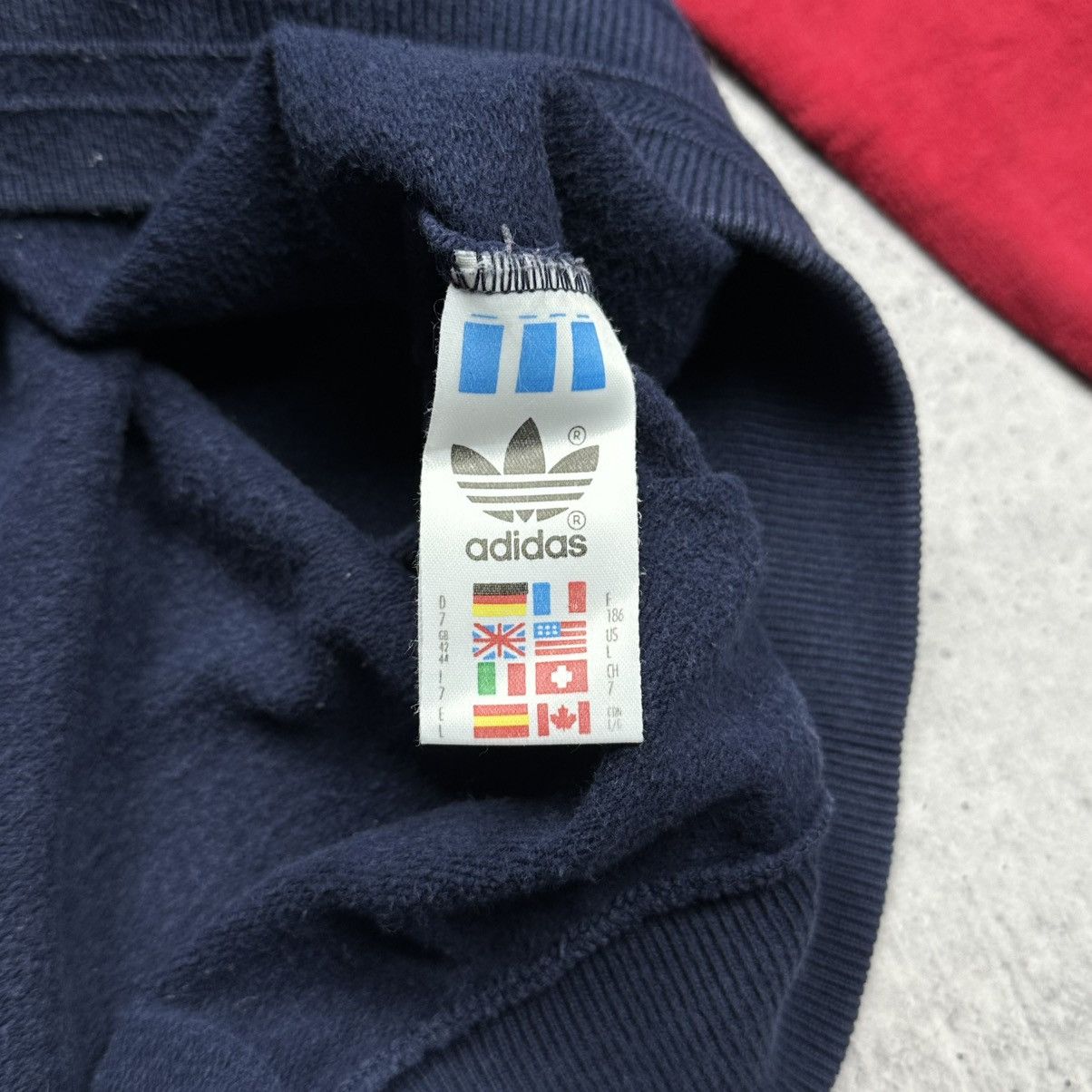 Adidas 90’s Vintage Adidas International Embroidered Sweatshirt Size US L / EU 52-54 / 3 - 5 Thumbnail