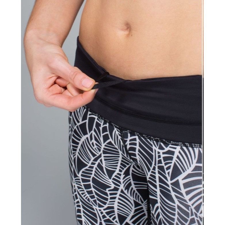 Lululemon Lululemon Run A Marathon Crop IIPretty Palm Black Angel Wing Size 26" / US 2 / IT 38 - 4 Thumbnail