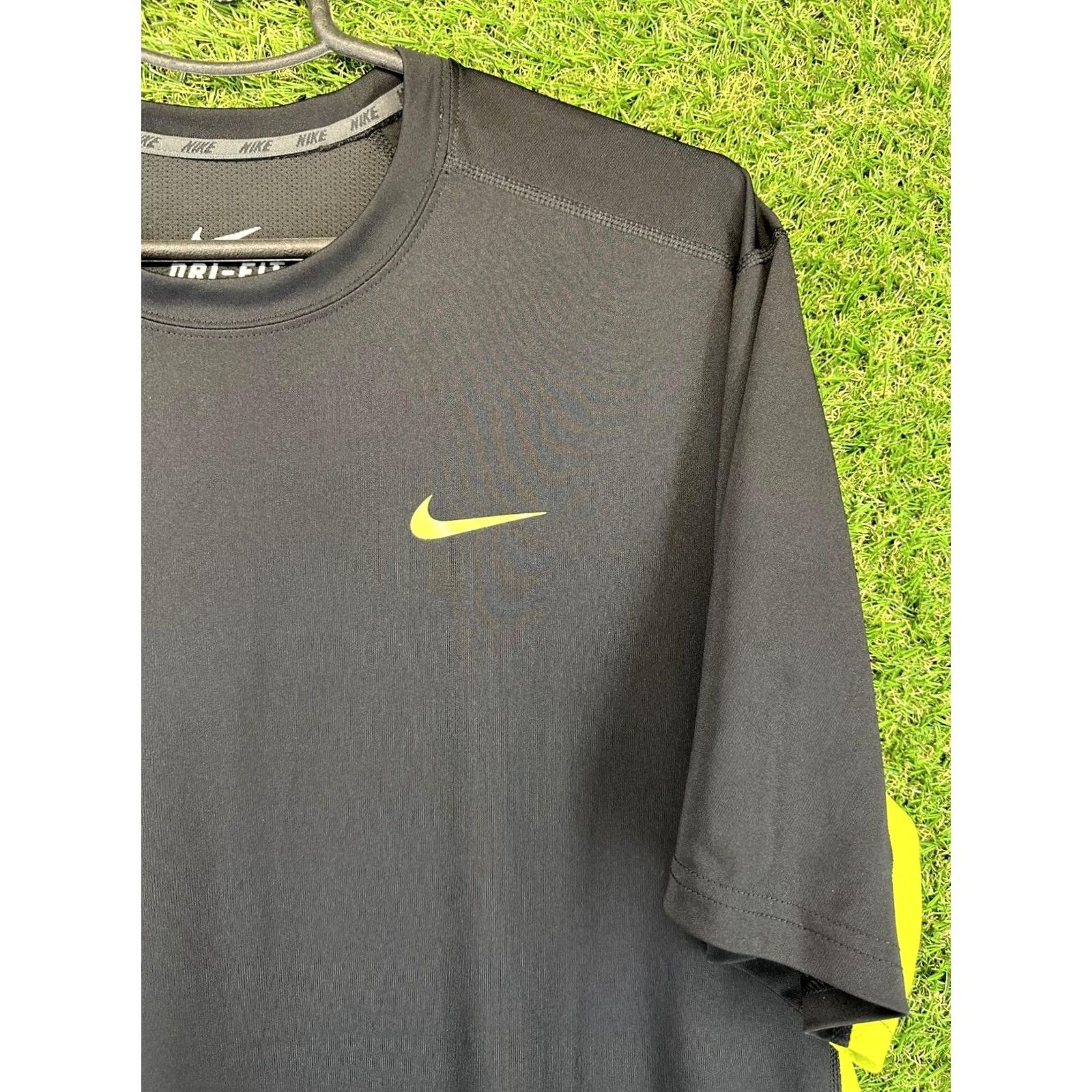 Nike NIKE TRAINING SHIRT MENS XL T-SHIRT RUNNING 100% POLYESTER BLACK GREEN Slim Fit Short Sleeve Sports Jersey Size US XL / EU 56 / 4 - 5 Thumbnail