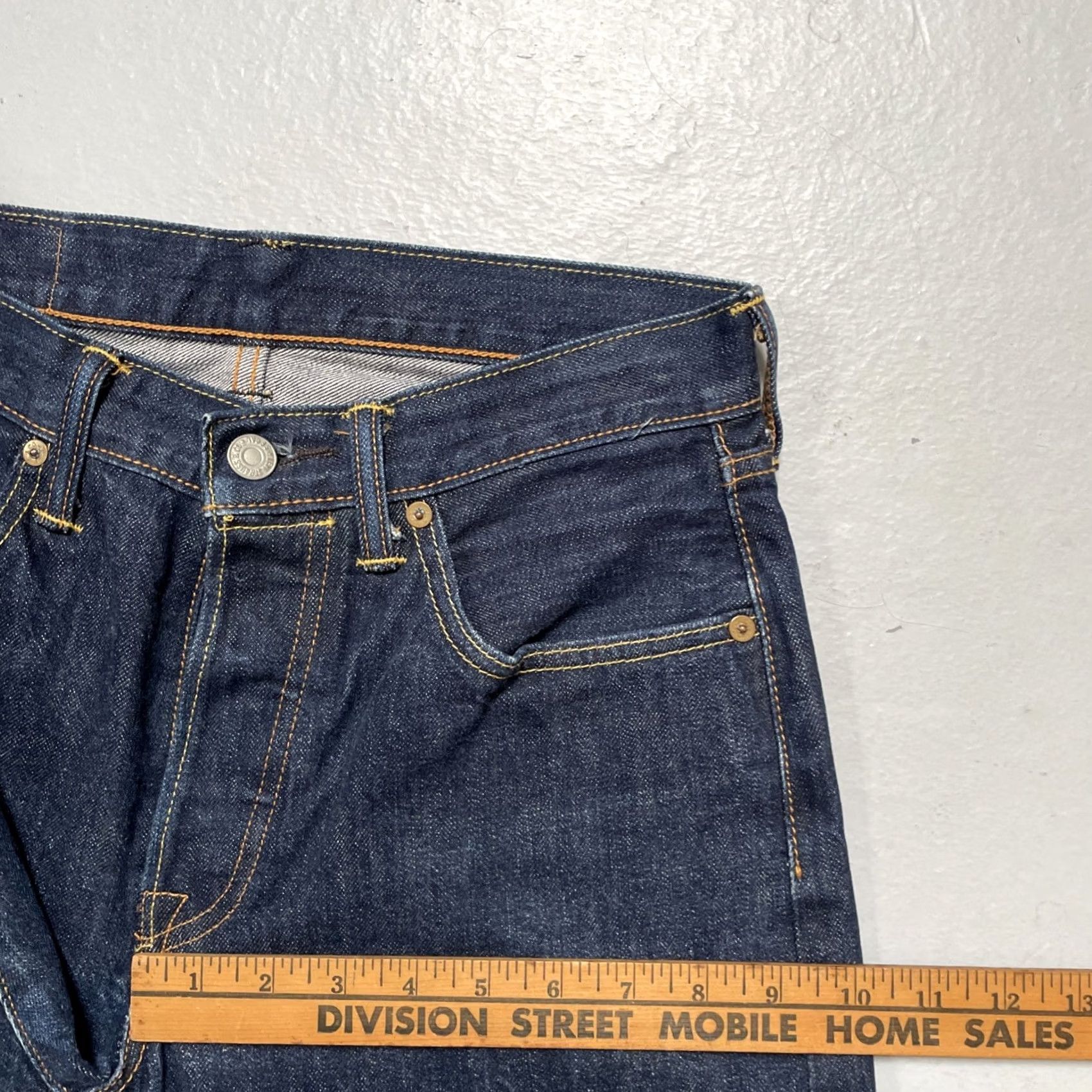 Levi's Levi’s 501 Selvedge Dark Blue Denim Jeans Vintage Style 30x34 Jeans Men Regular 30 Dark Blue Selvedge 501 Vintage USA Retro Workwear Heritage Mens Size US 30 / EU 46 - 6 Thumbnail