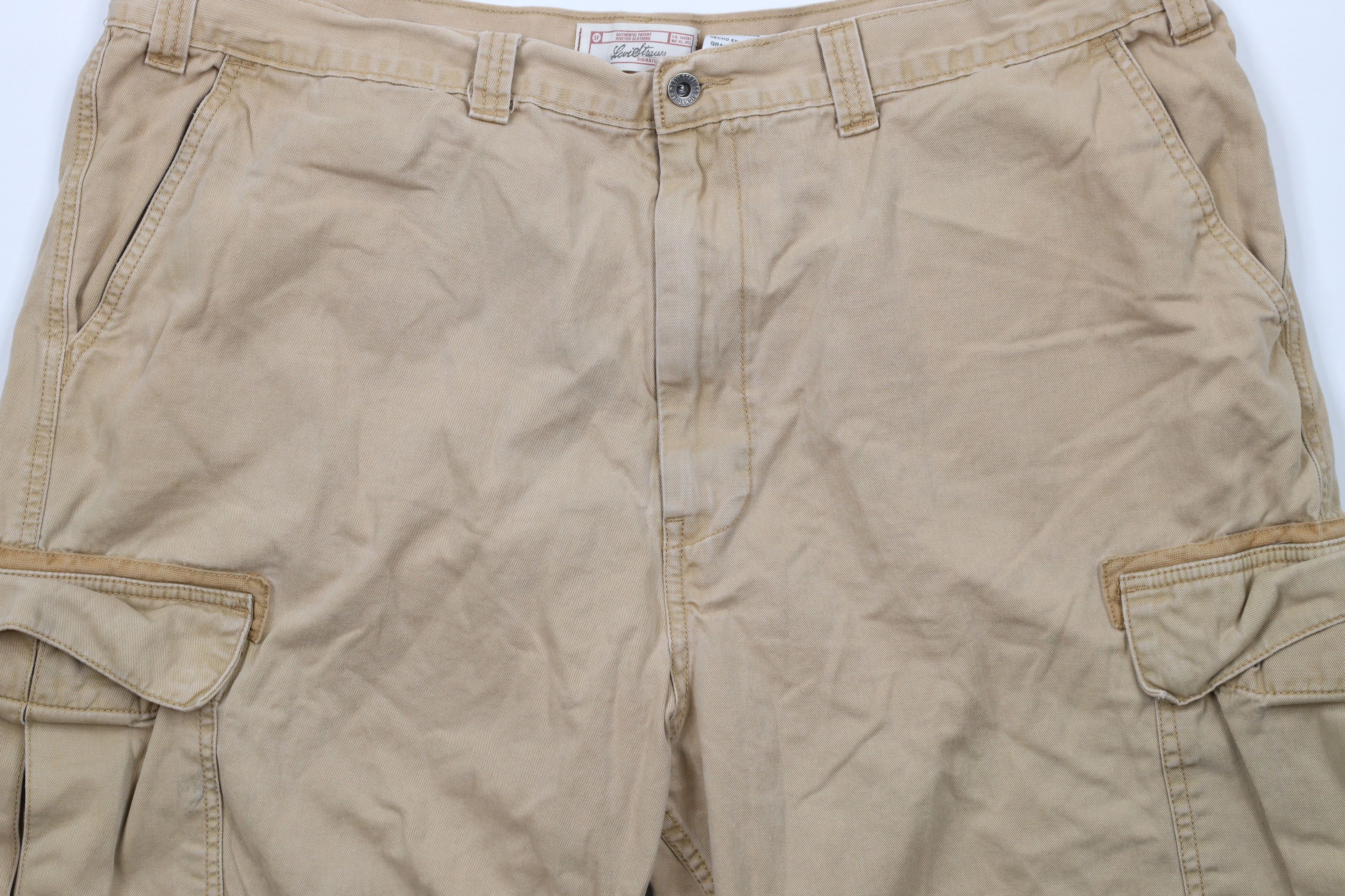 Levi's × Vintage Vintage Y2K 2004 Levis Faded Baggy Fit Cargo Shorts Beige Size US 44 / EU 60 - 3 Thumbnail