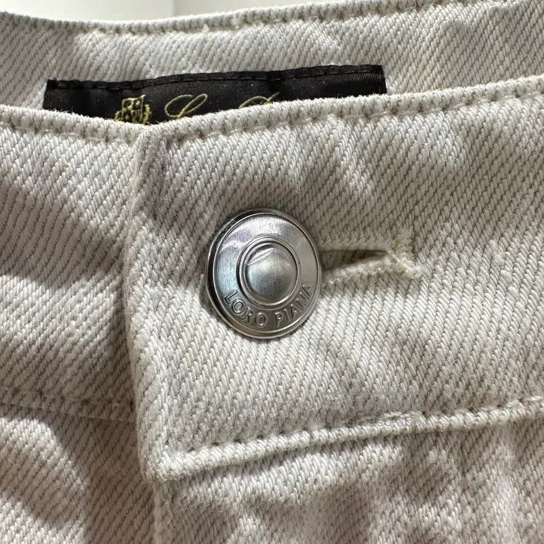 Loro Piana Loro Piana Logo leather patch white denim trousers Size 28" / US 6 / IT 42 - 6 Thumbnail