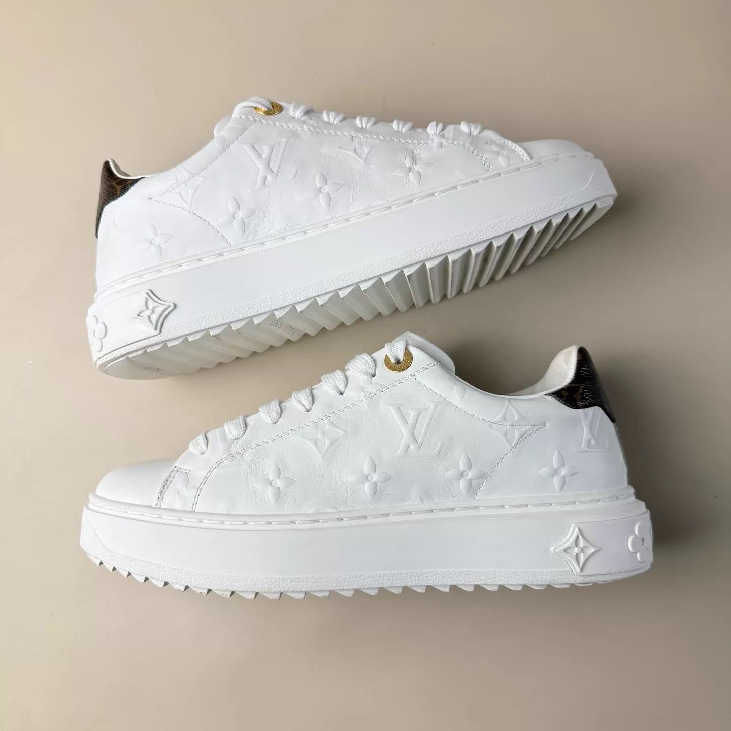 Louis Vuitton LV Time Out Monogram white/brown sneakers 35.5 Size US 5 / IT 35 - 5 Thumbnail