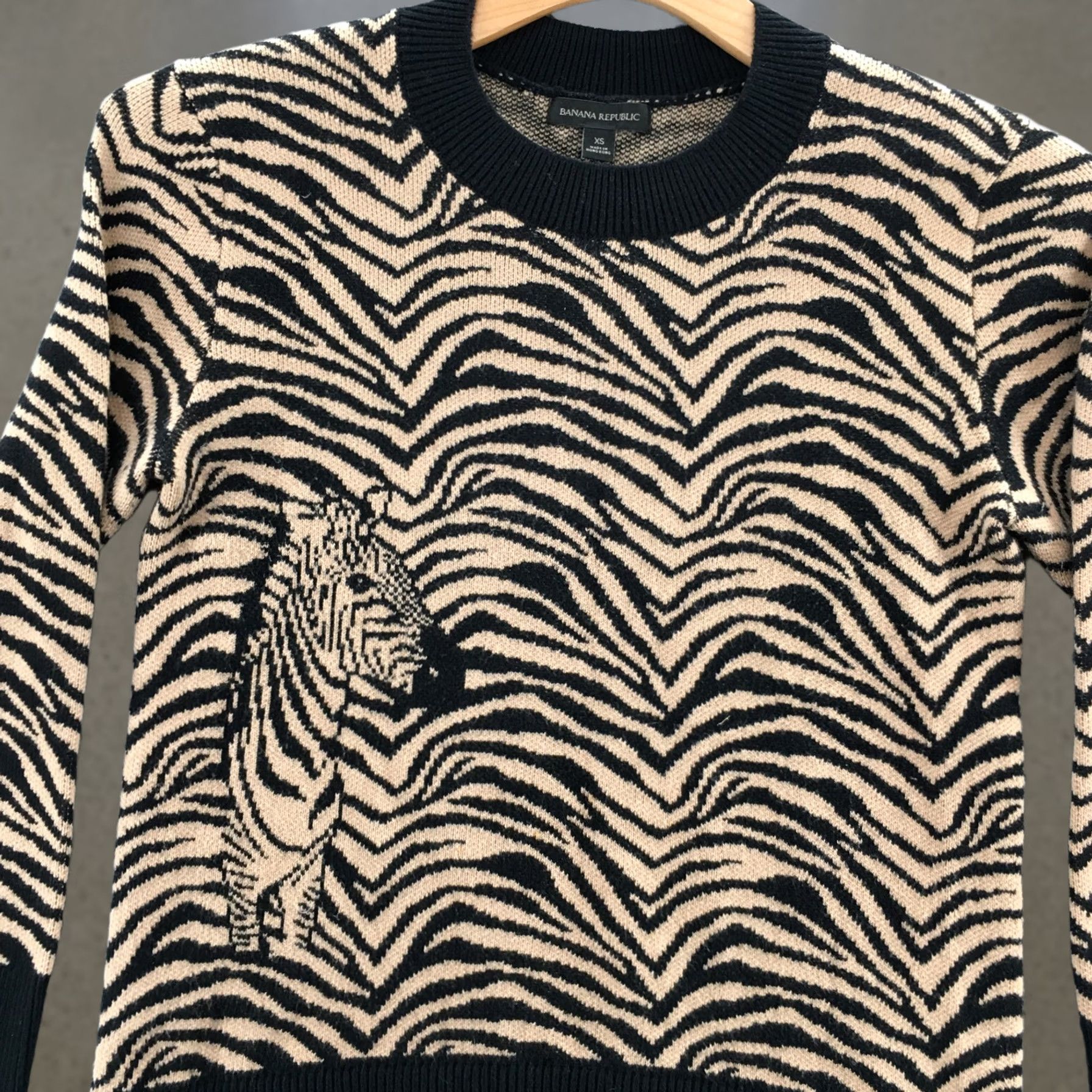 Banana Republic Banana Republic Pullover Sweater Womens XS Beige Animal Print Cotton Blend Size XS / US 0-2 / IT 36-38 - 1 Thumbnail