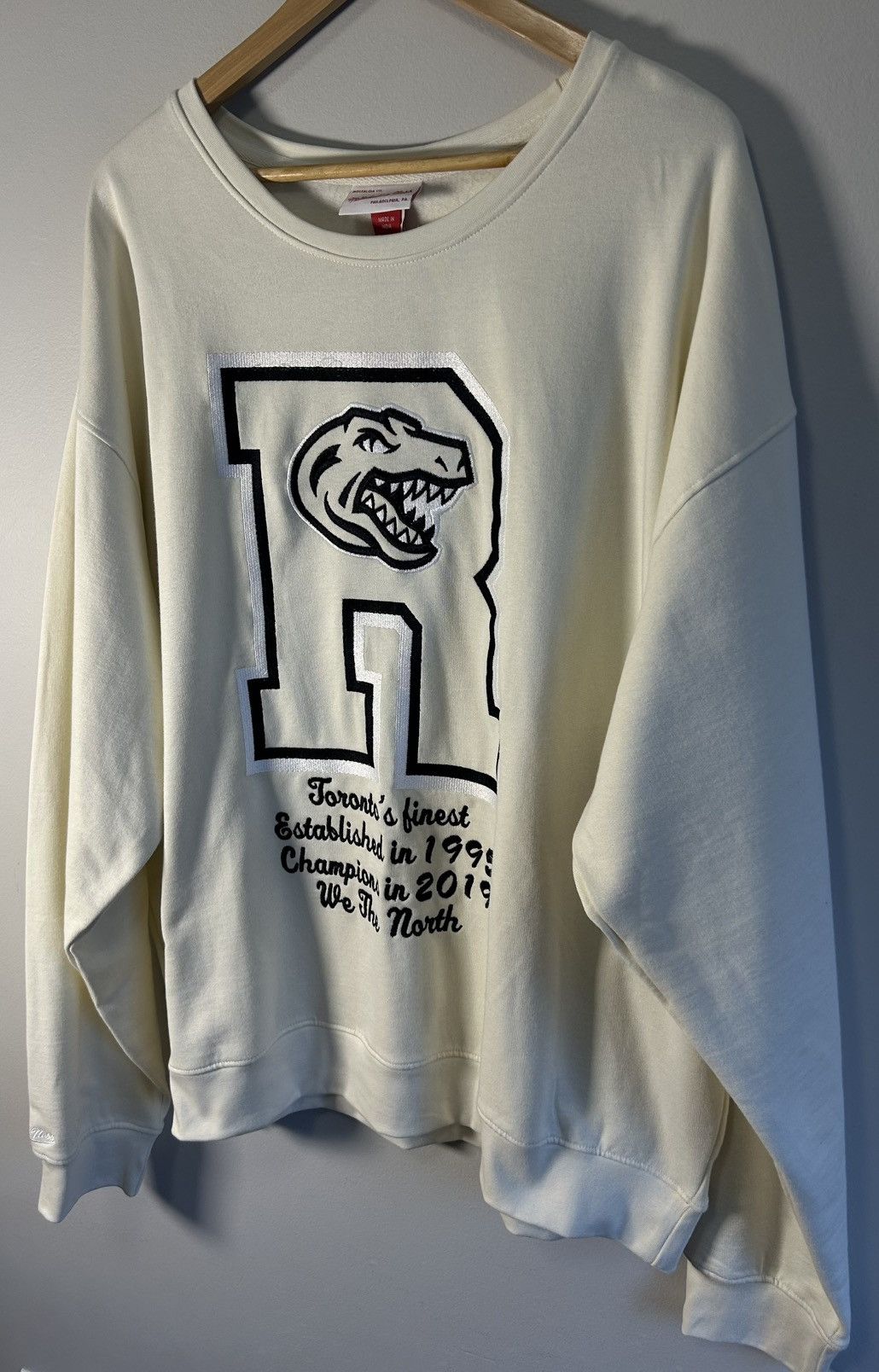Mitchell & Ness Mitchell & Ness Toronto Raptors Varsity Crewneck Sweater Size US XL / EU 56 / 4 - 3 Thumbnail