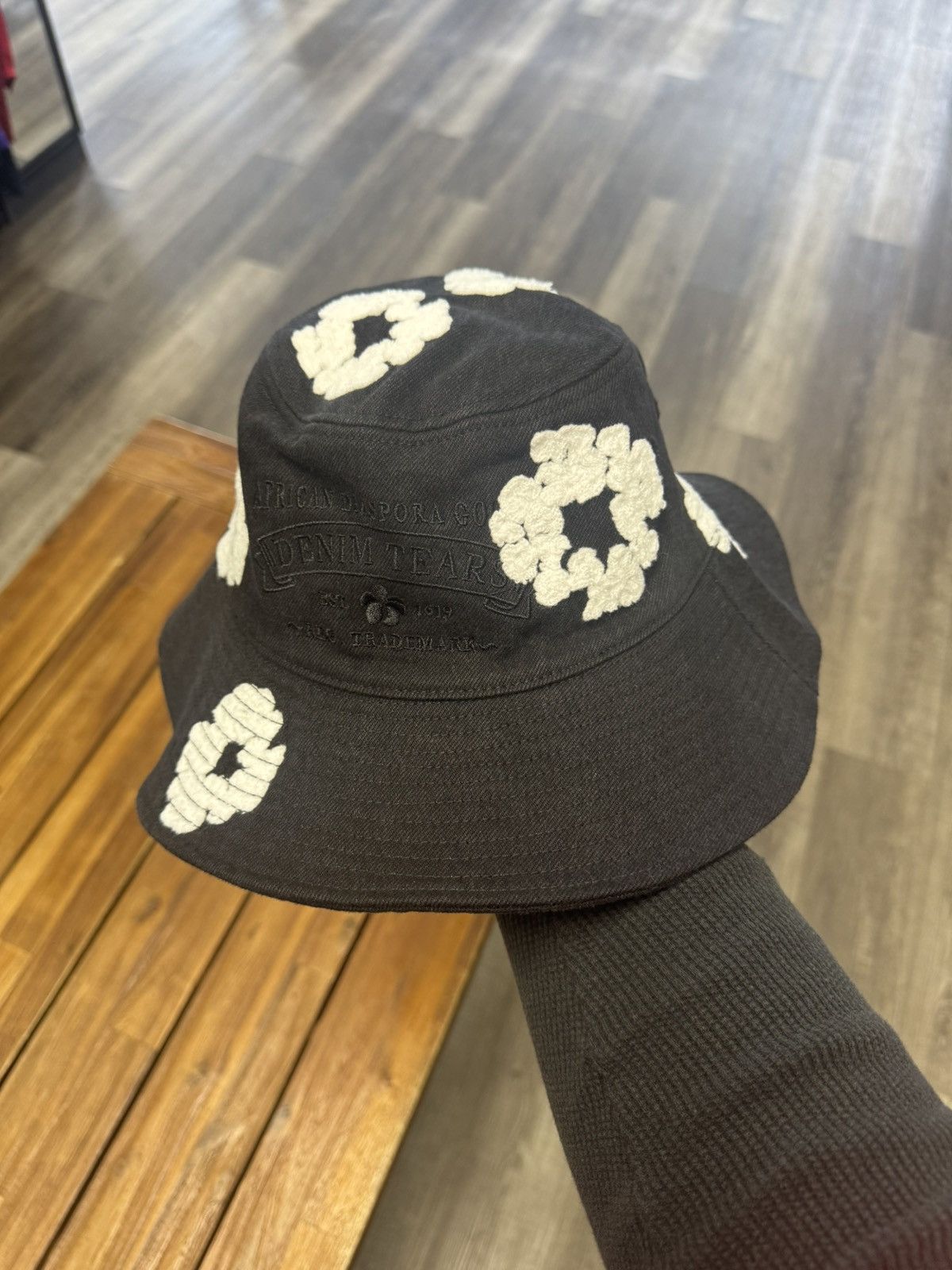 DENIM TEARS Cotton Wreath Bucket Hat BLACK