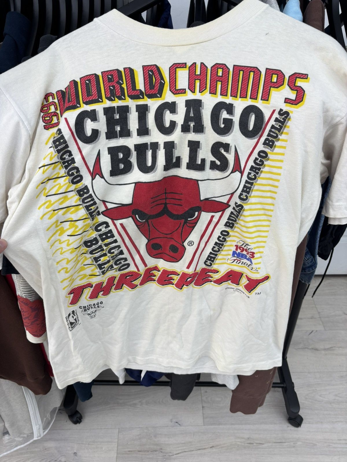 Vintage Vintage 1993 Chicago Bulls Threepeat NBA Finals T-Shirt Size US XL / EU 56 / 4 - 1 Thumbnail