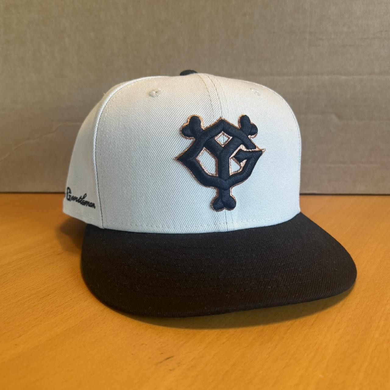New Era NEW ERA Yomiuri Giants Stone/Black Be a Gentleman Fitted Cap Size ONE SIZE - 1 Thumbnail