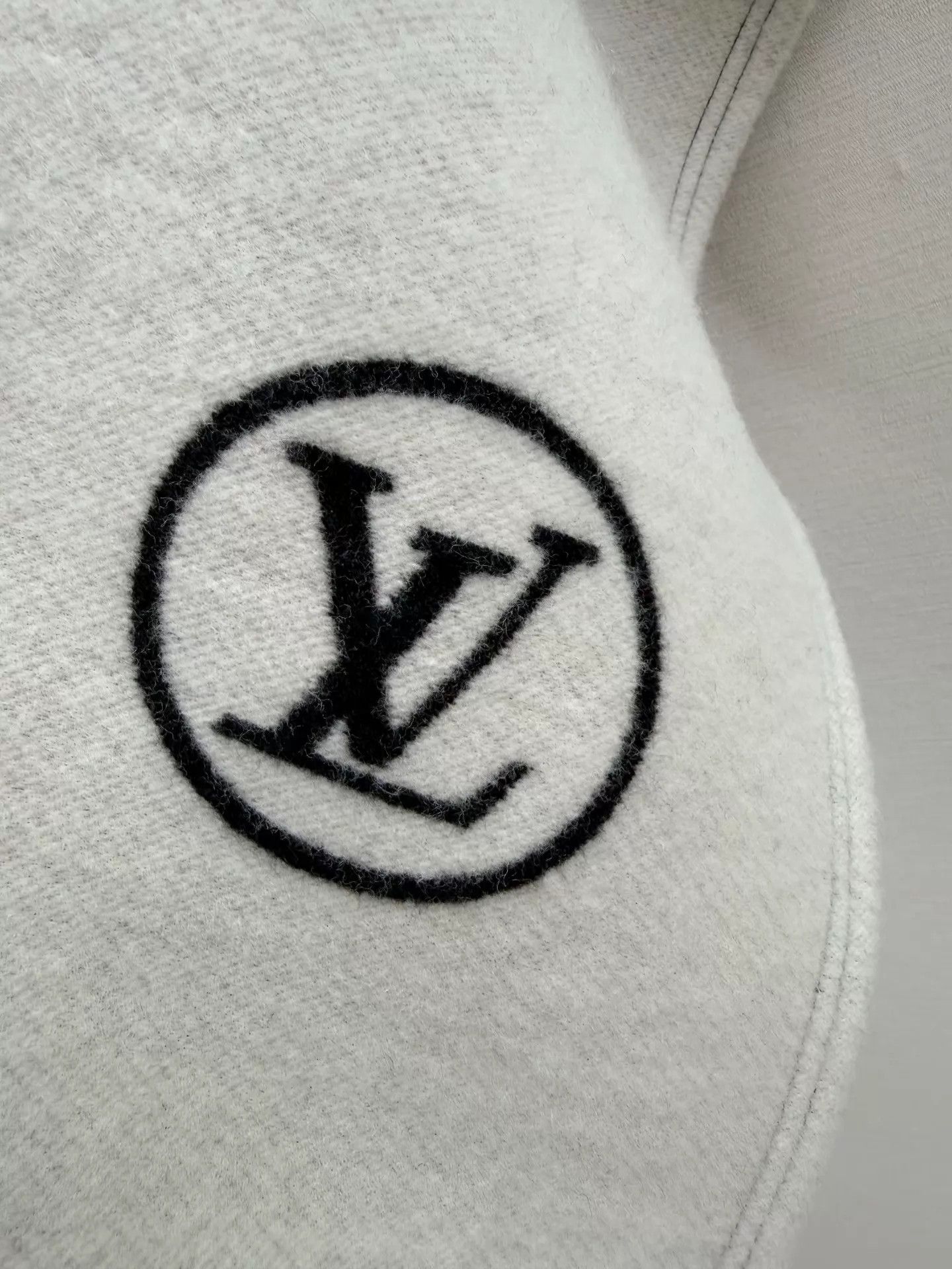 Louis Vuitton Louis Vuitton Authentic Cashmere Cape Shawl NWTS Size 34 Size XS / US 0-2 / IT 36-38 - 2 Thumbnail