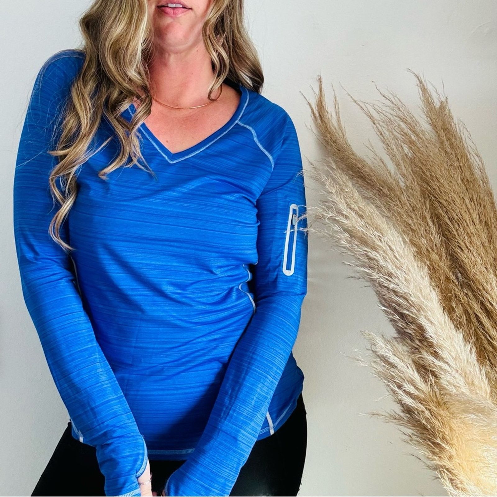Athleta ATHLETA Blue White Long Sleeve VNeck Workout Shirt Top Size M / US 6-8 / IT 42-44 - 5 Thumbnail