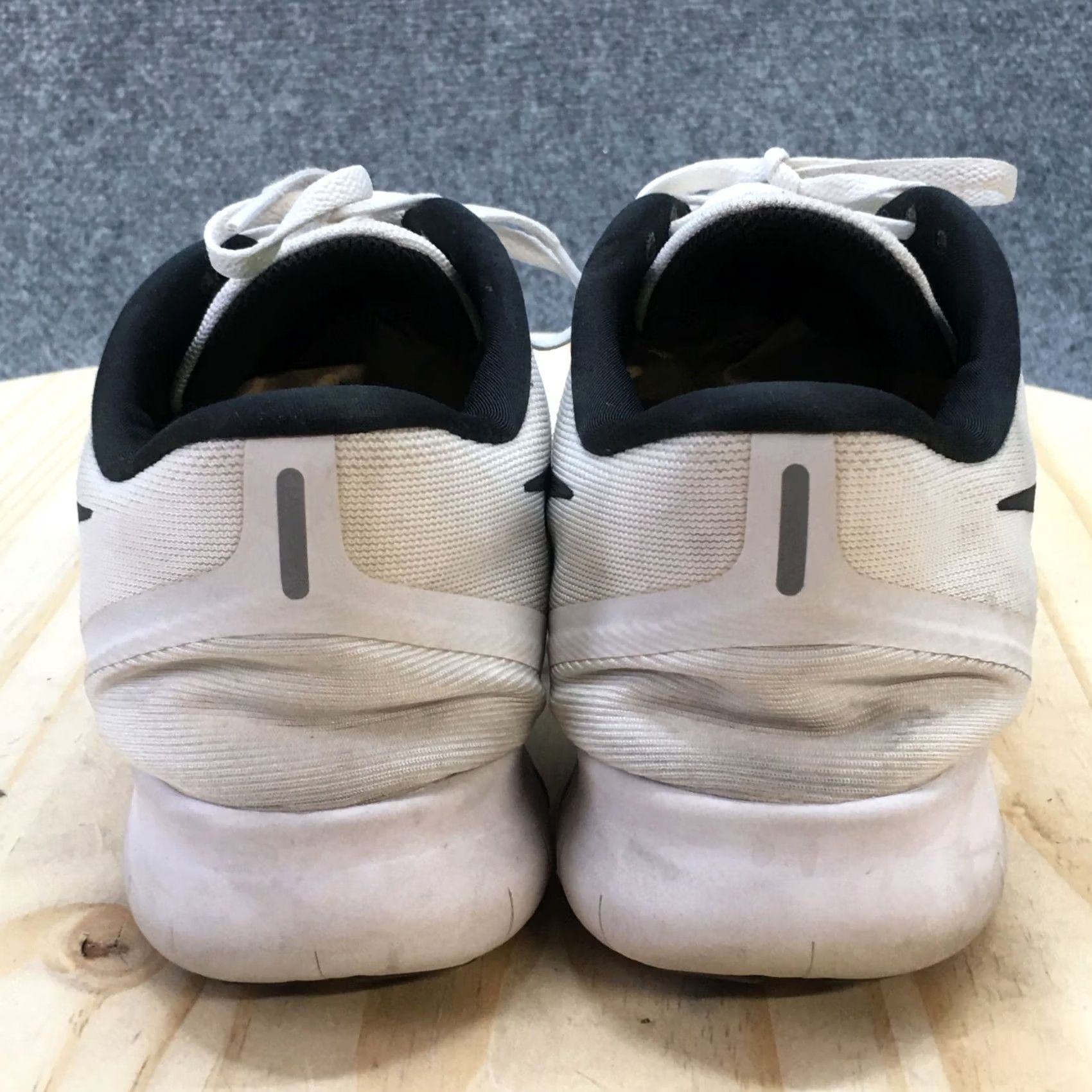 Nike Nike Shoes Womens 10.5 Free RN Sneakers Black White Lace Up Low Top 831509-100 Size L / US 10 / IT 46 - 7 Thumbnail