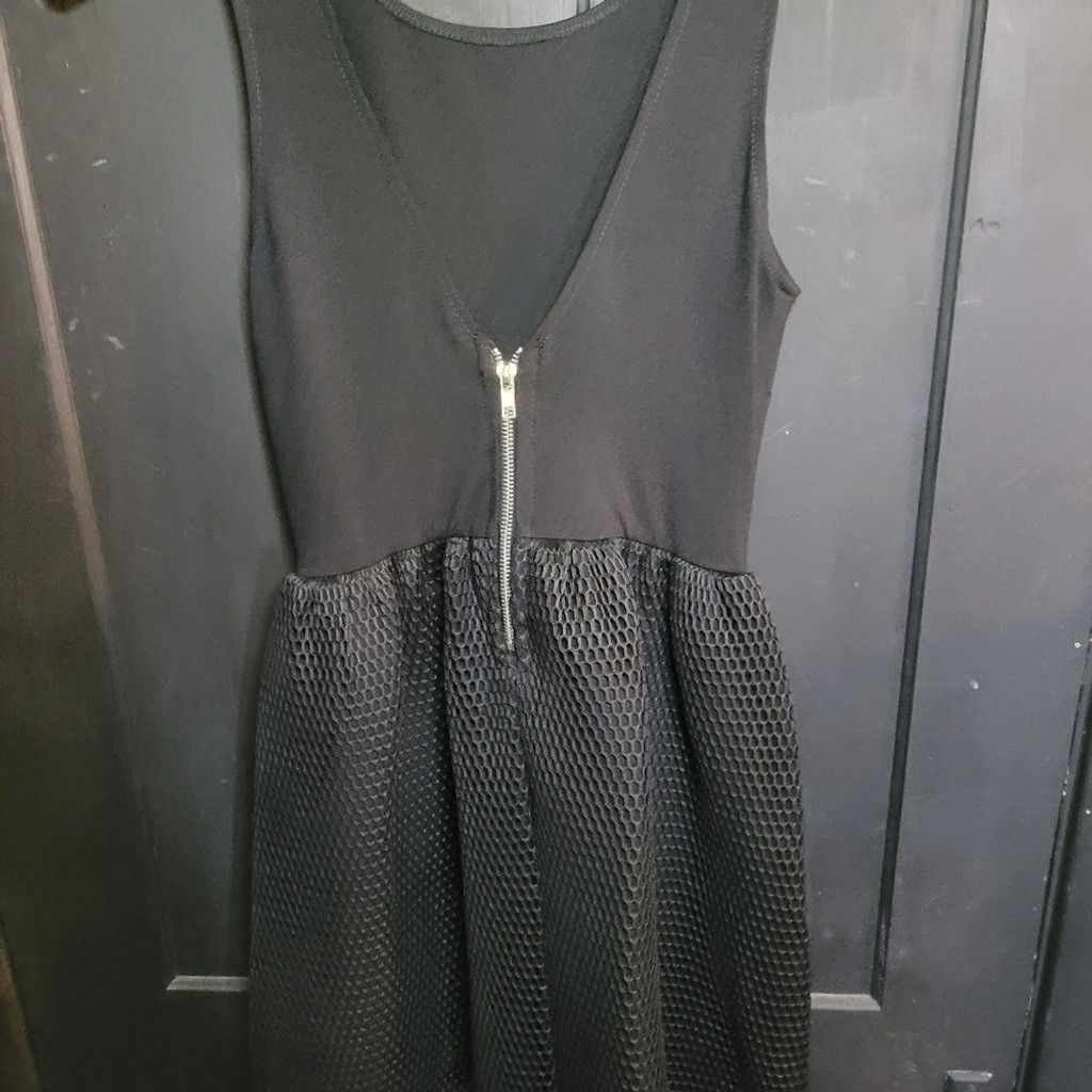 Lord & Taylor Lord & Taylor, little black dress.with netting on skirt.S/P Size XS / US 0-2 / IT 36-38 - 4 Thumbnail