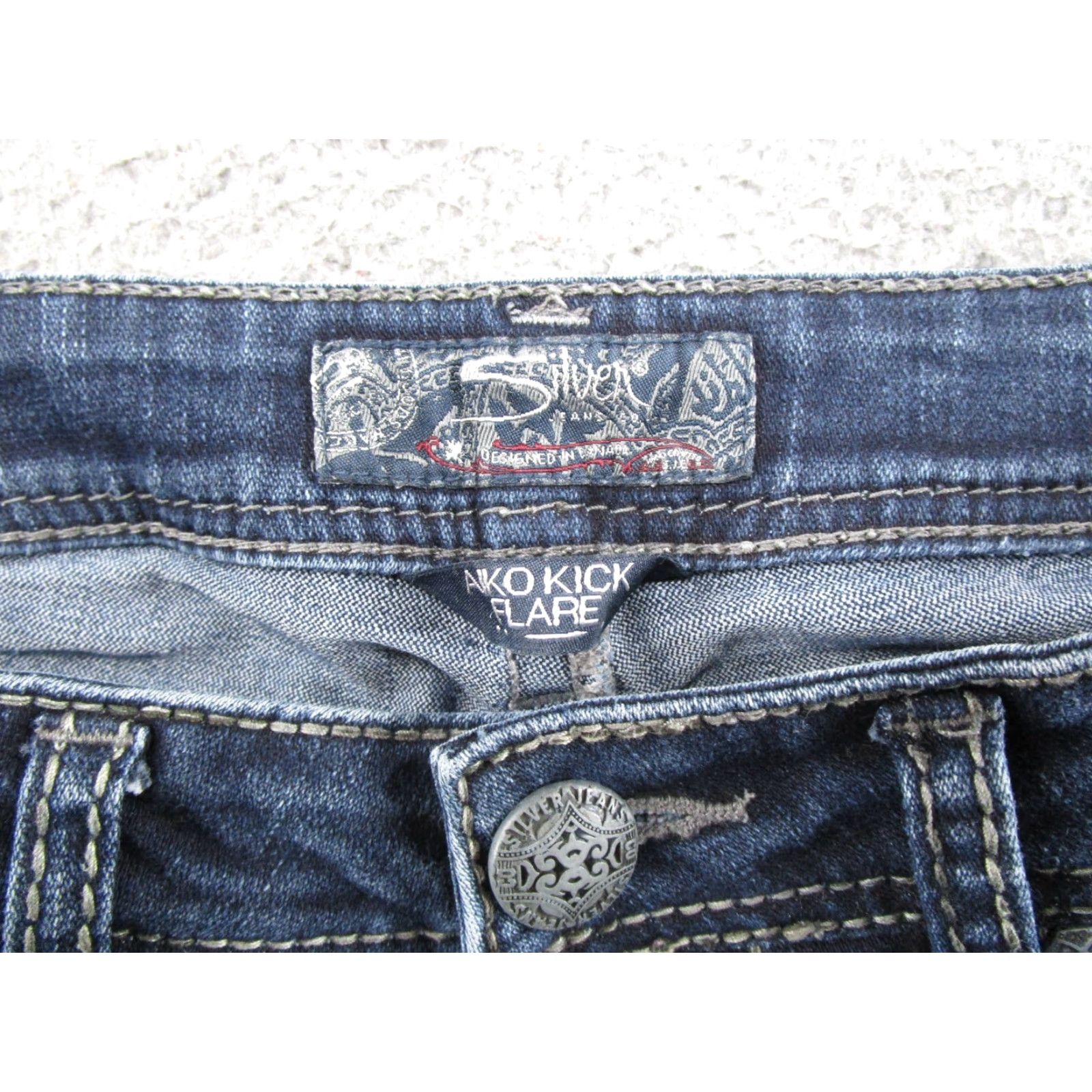 Silver Jeans Co. VINTAGE Silver Jeans Co Aiko Kick Capri Jeans Size 27 Dark Blue Selvedge Denim Women 5-Pocket Style Capri Regular Cotton Blend Denim"} Size 27" / US 4 / IT 40 - 2 Thumbnail