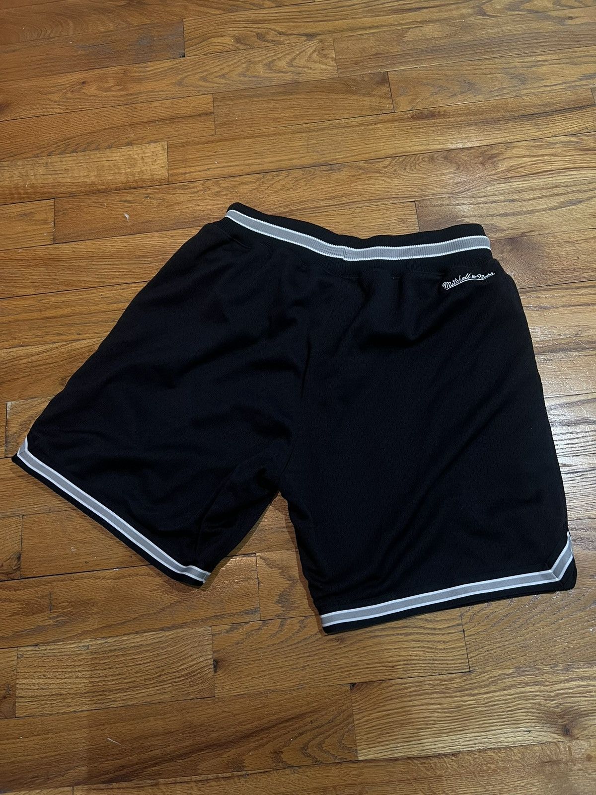 Mitchell & Ness White Sox Mitchell and Ness Shorts Size US 34 / EU 50 - 2 Thumbnail