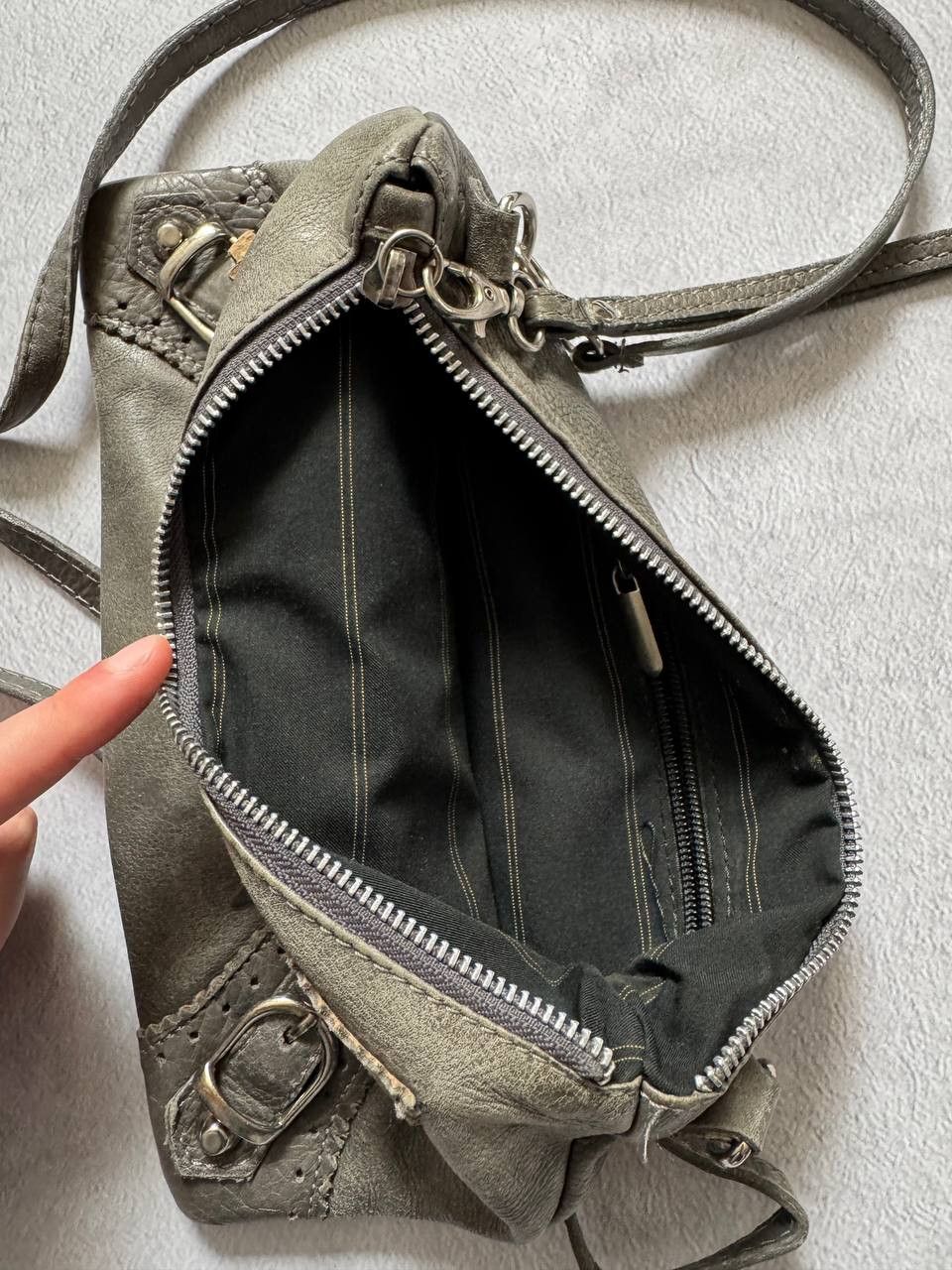 Vintage Vintage Distressed Leather Crossbody Bag Y2K Style Size ONE SIZE - 8 Thumbnail
