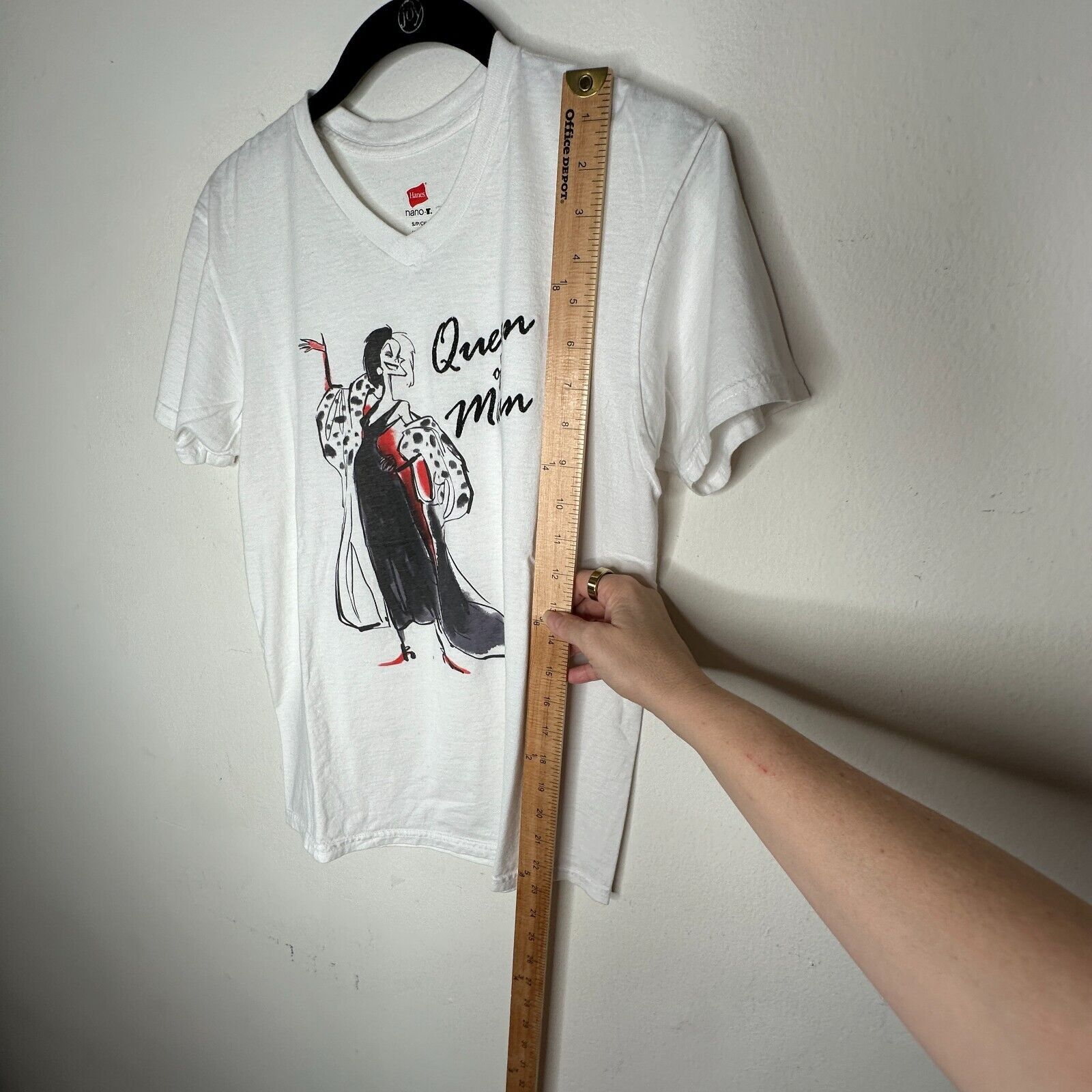 Disney Disney Queen Of Mean Cruella De Vil White VNeck Tee S Size S / US 4 / IT 40 - 7 Thumbnail