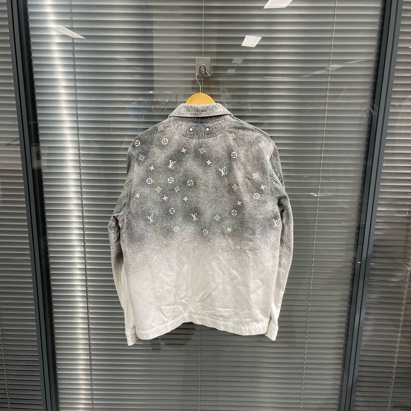 Louis Vuitton Louis Vuitton Galaxy Gradient Denim Jacket L 99% new stains Size US L / EU 52-54 / 3 - 2 Thumbnail