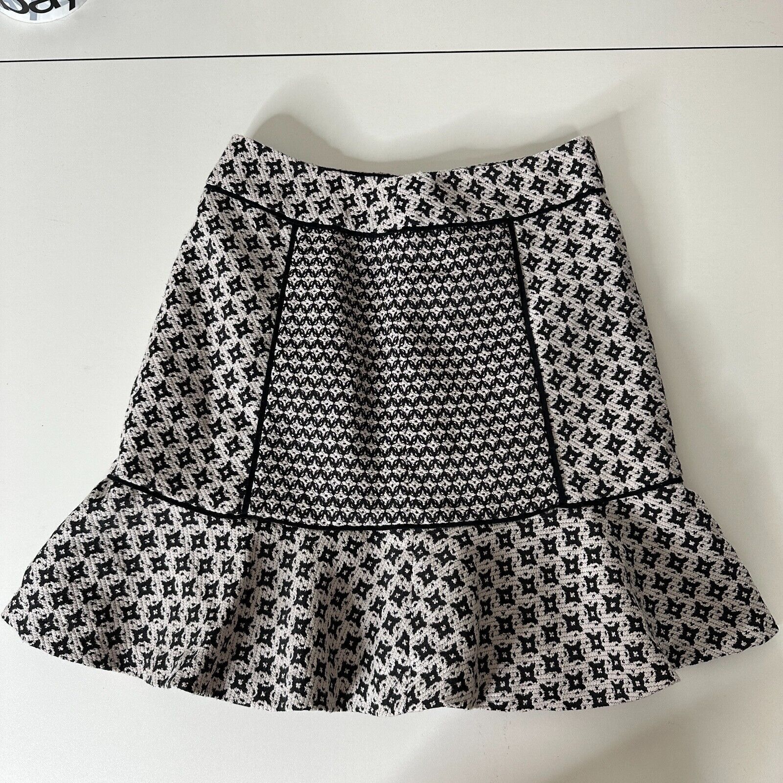 Loft Ann Taylor Loft Black White Geometric Ruffle Flair Mini 00P Size 24" / US 00 / IT 34 - 11 Thumbnail