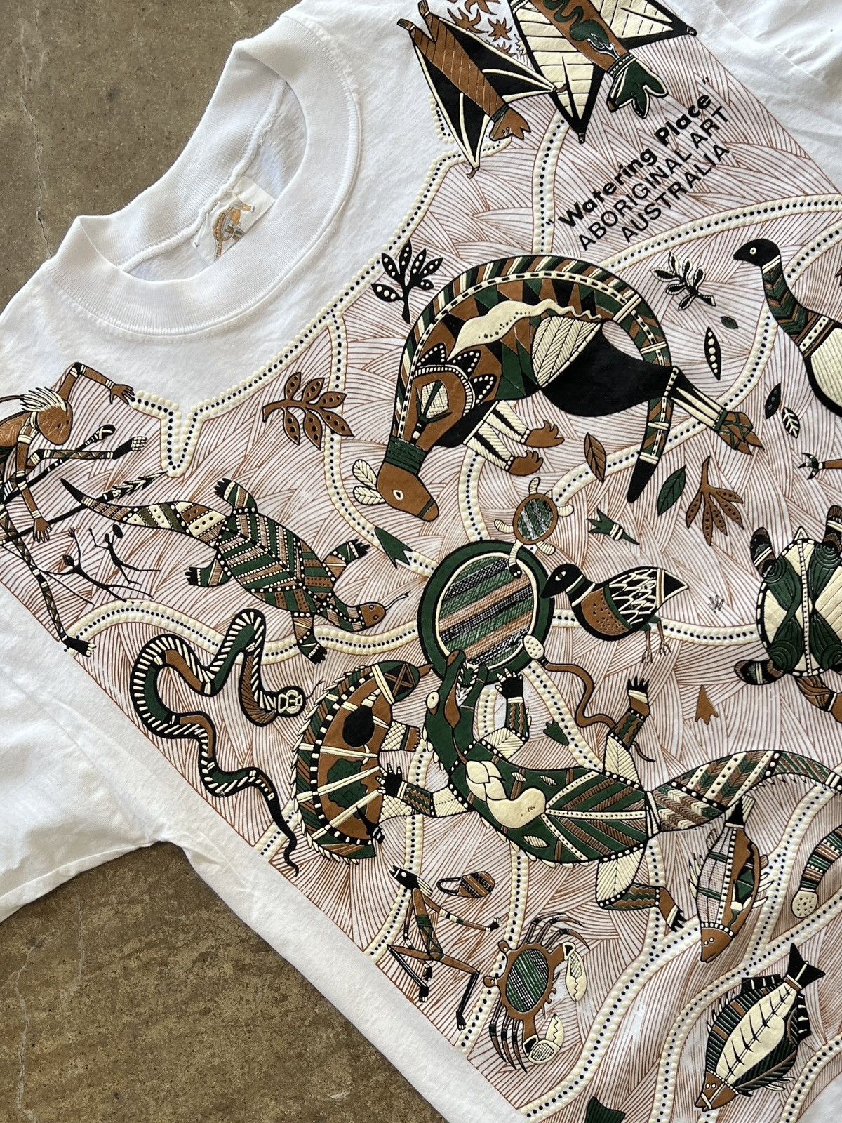 Vintage Vintage 90s Australia Watering Animal Tribal Art Tee Large Size US L / EU 52-54 / 3 - 1 Thumbnail