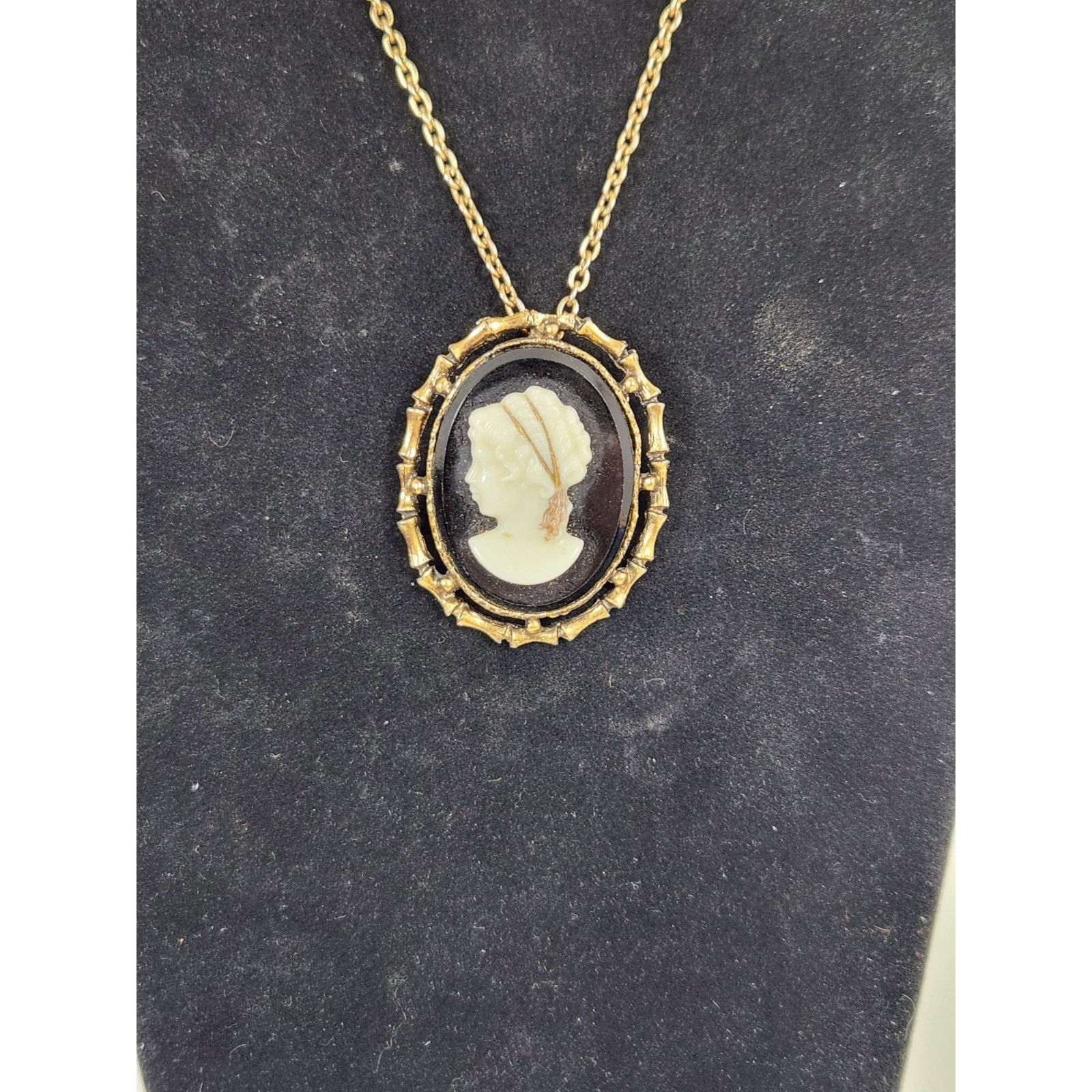 Other Gold Tone Black And White Cameo Pendant Brooch Necklace 13.5 Size ONE SIZE - 1 Thumbnail