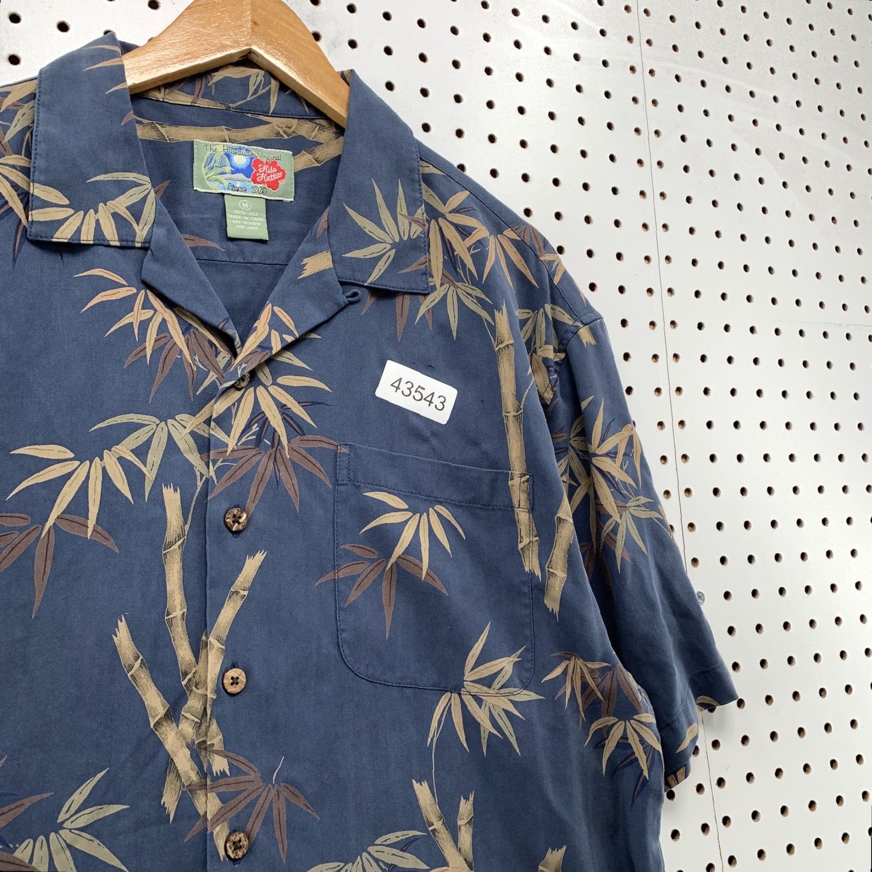 Hilo Hattie VINTAGE Hilo Hattie Shirt Hawaiian Button-Up Mens M Blue Floral Silk Short Sleeve 100% Silk Hawaiian Theme Mens Size US M / EU 48-50 / 2 - 3 Thumbnail