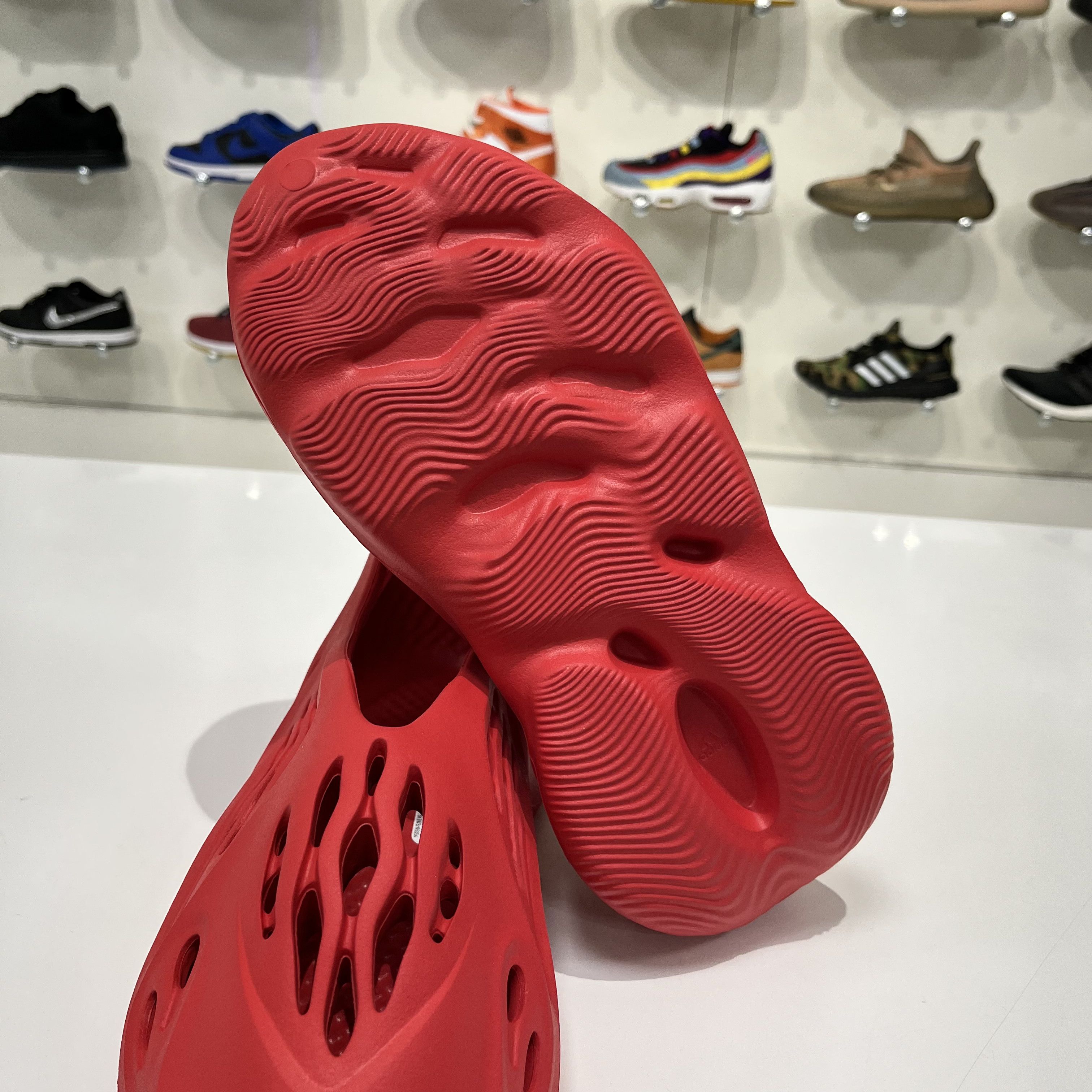 Adidas Adidas Yeezy Foam RNNR MX Vermillion Size US 9 / EU 42 - 11 Thumbnail