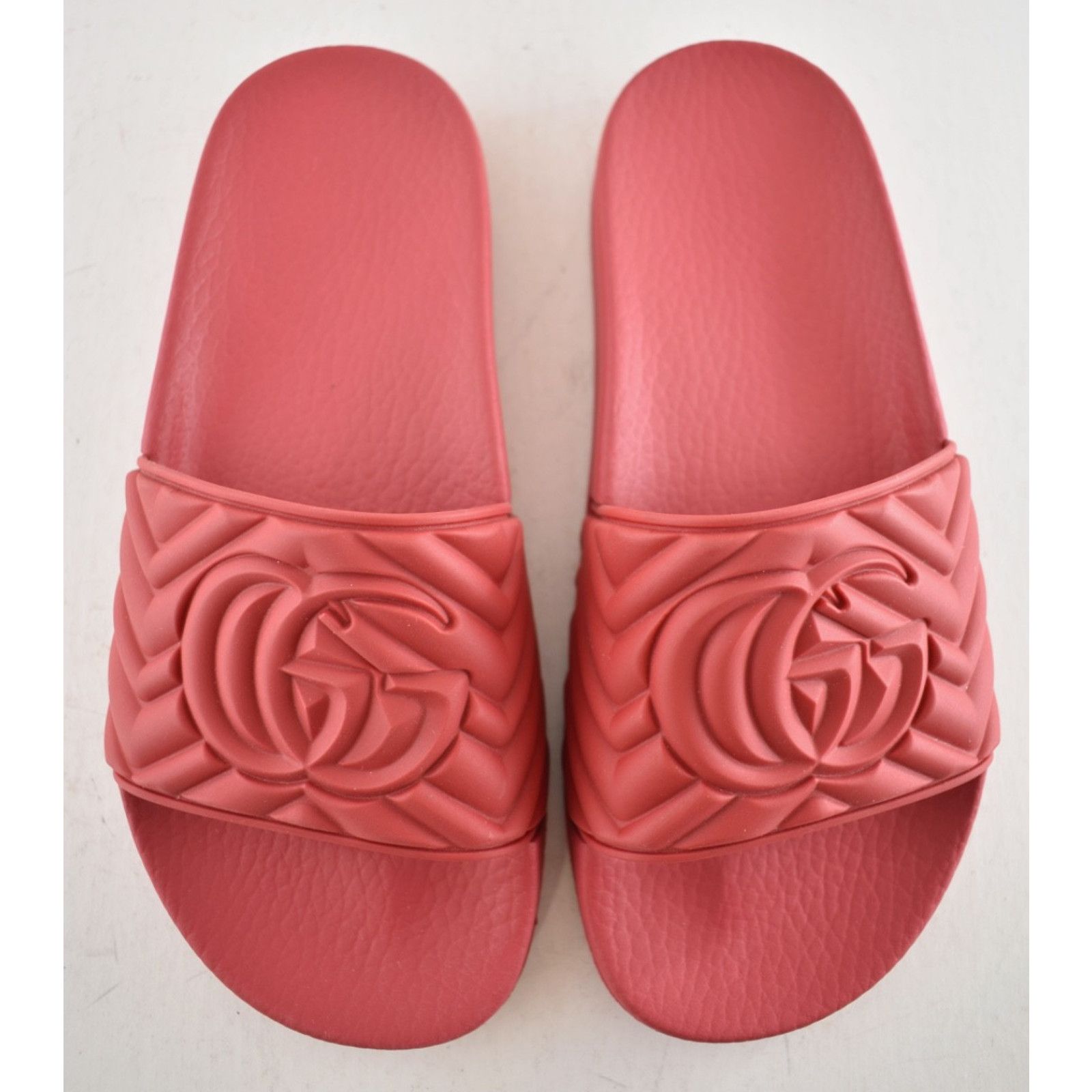 Gucci Gucci Deep Coral Red Rubber Quilted GG Logo Flat Pool Slide Size US 6 / IT 36 - 7 Thumbnail