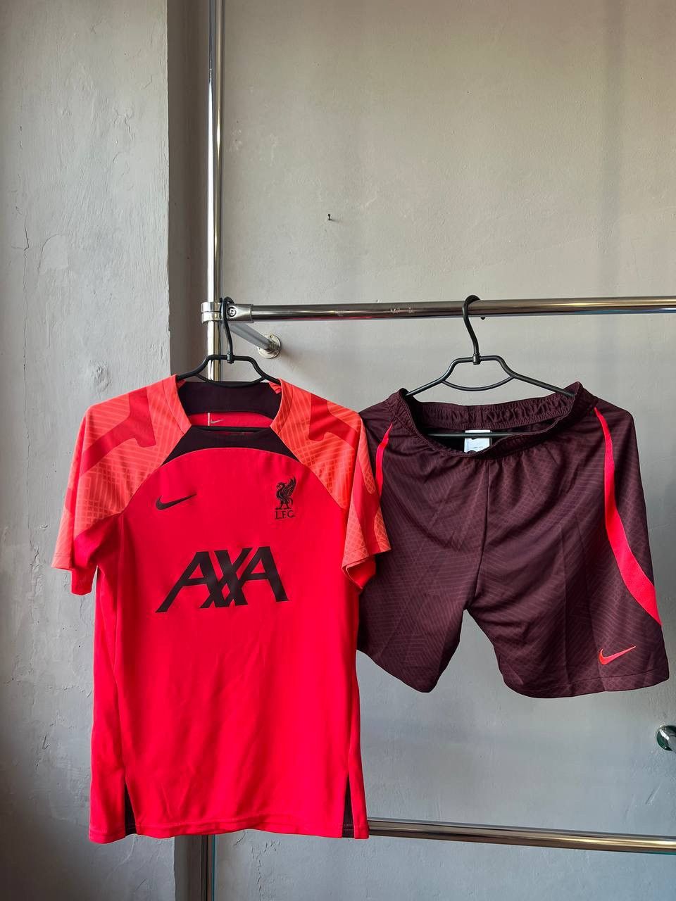 Nike 2022/23 LIVERPOOL TRAINING SOCCER FOOTBALL SET JERSEY SHORTS Size US S / EU 44-46 / 1 - 4 Thumbnail