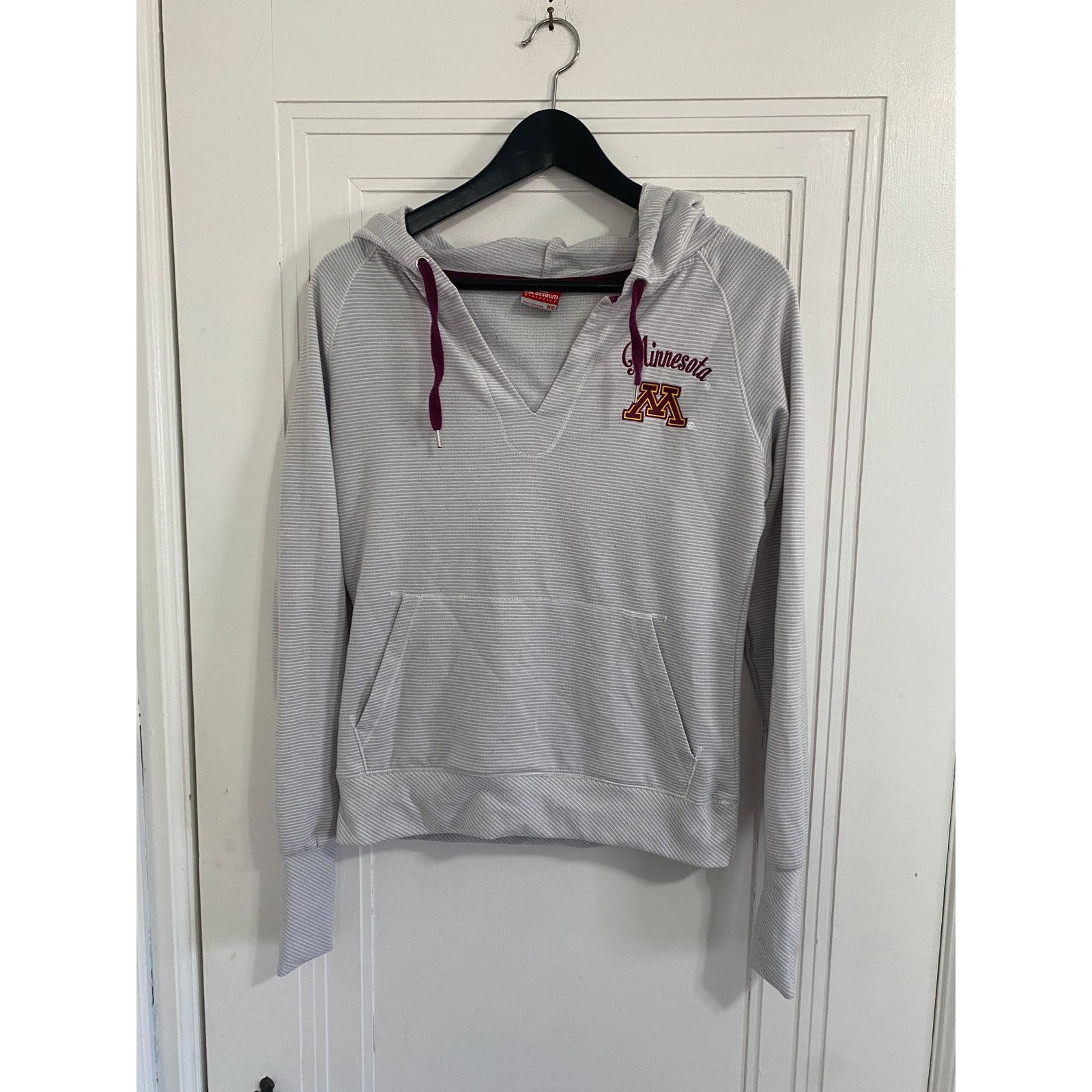 Colosseum Athletics Minnesota Golden Gophers Women's V-Neck Hoodie Size XS / US 0-2 / IT 36-38 - 1 Thumbnail