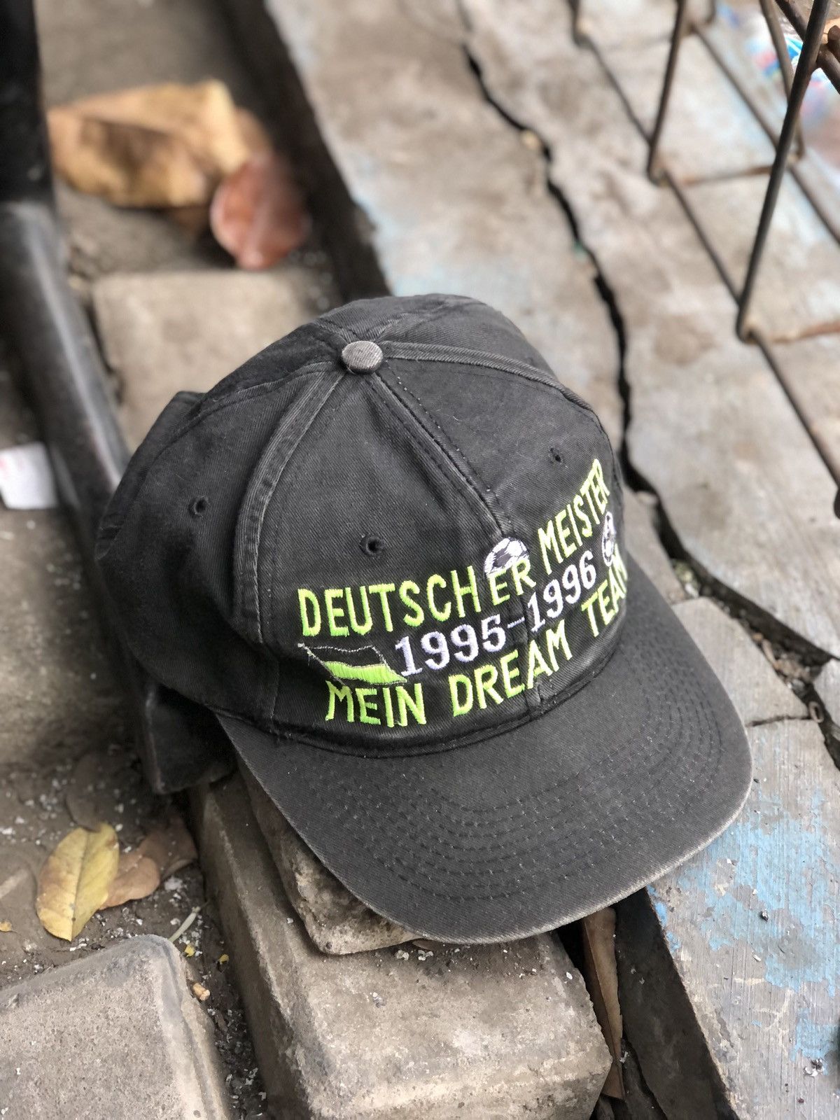 Vintage Vintage Borussia Dortmund Deutscher Meister 1995-1996 hat Size ONE SIZE - 1 Thumbnail