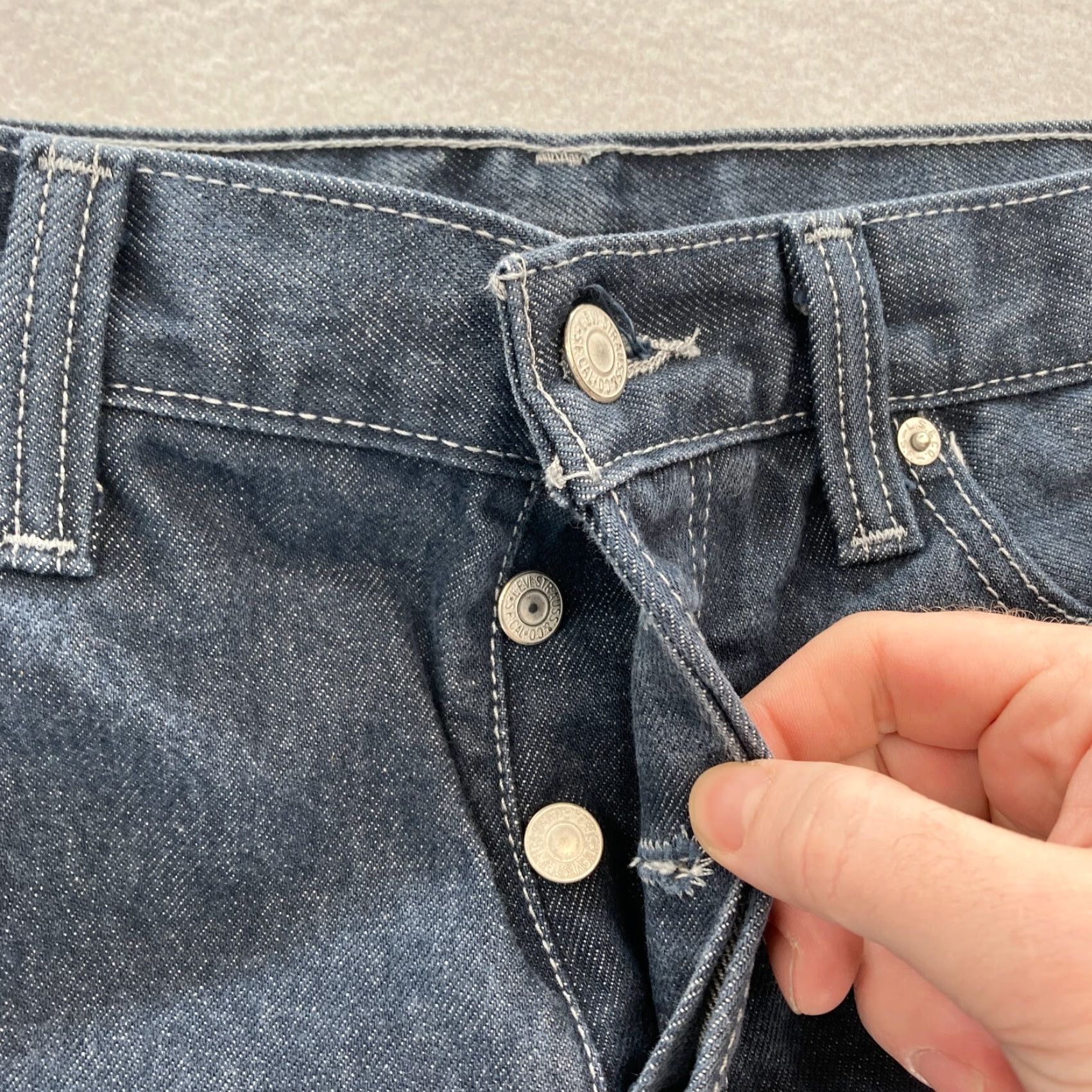Levi's Levi's 562 Jeans Mens 33x27 Dark Wash Blue Denim Button Fly Straight 90s USA Cowboy Relaxed Fit Size US 33 - 4 Thumbnail