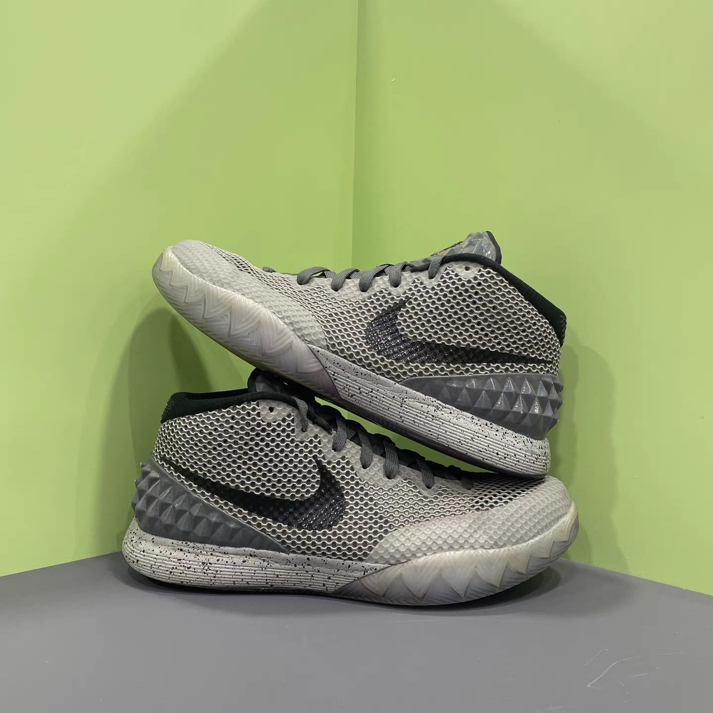 Nike Nike Kyrie 1 Basketball Shoes K15 Size US 12 / EU 45 - 4 Thumbnail