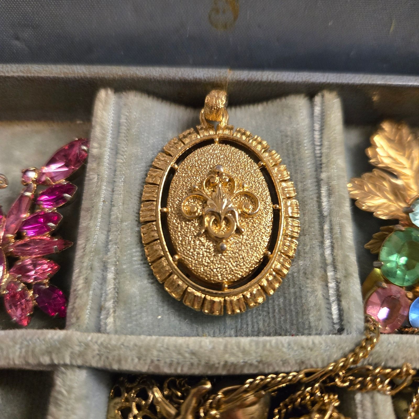 Vintage Vintage Cameo Brooch Pendant Ornate Gold Tone Frame Estate Size ONE SIZE - 11 Thumbnail