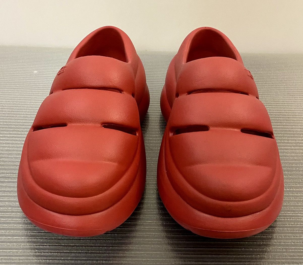 Ugg Ugg Sport Yeah Molded Clog Samba Red Women Size 9 VGC Size US 9 / IT 39 - 4 Thumbnail