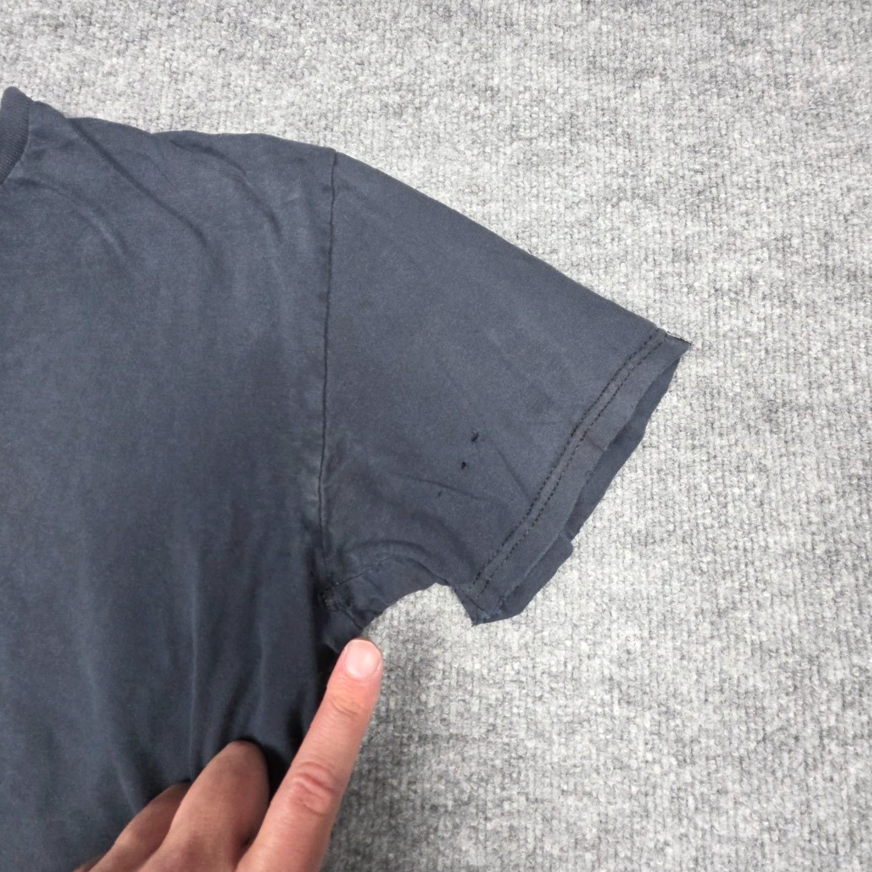 Quiksilver VINTAGE Quiksilver T-Shirt Men’s Small/Medium Black Faded Double Sided Holes Shirts Regular Cotton Crew Neck Short Sleeve 90s Beach Surf USA Y2K Size US S / EU 44-46 / 1 - 5 Thumbnail