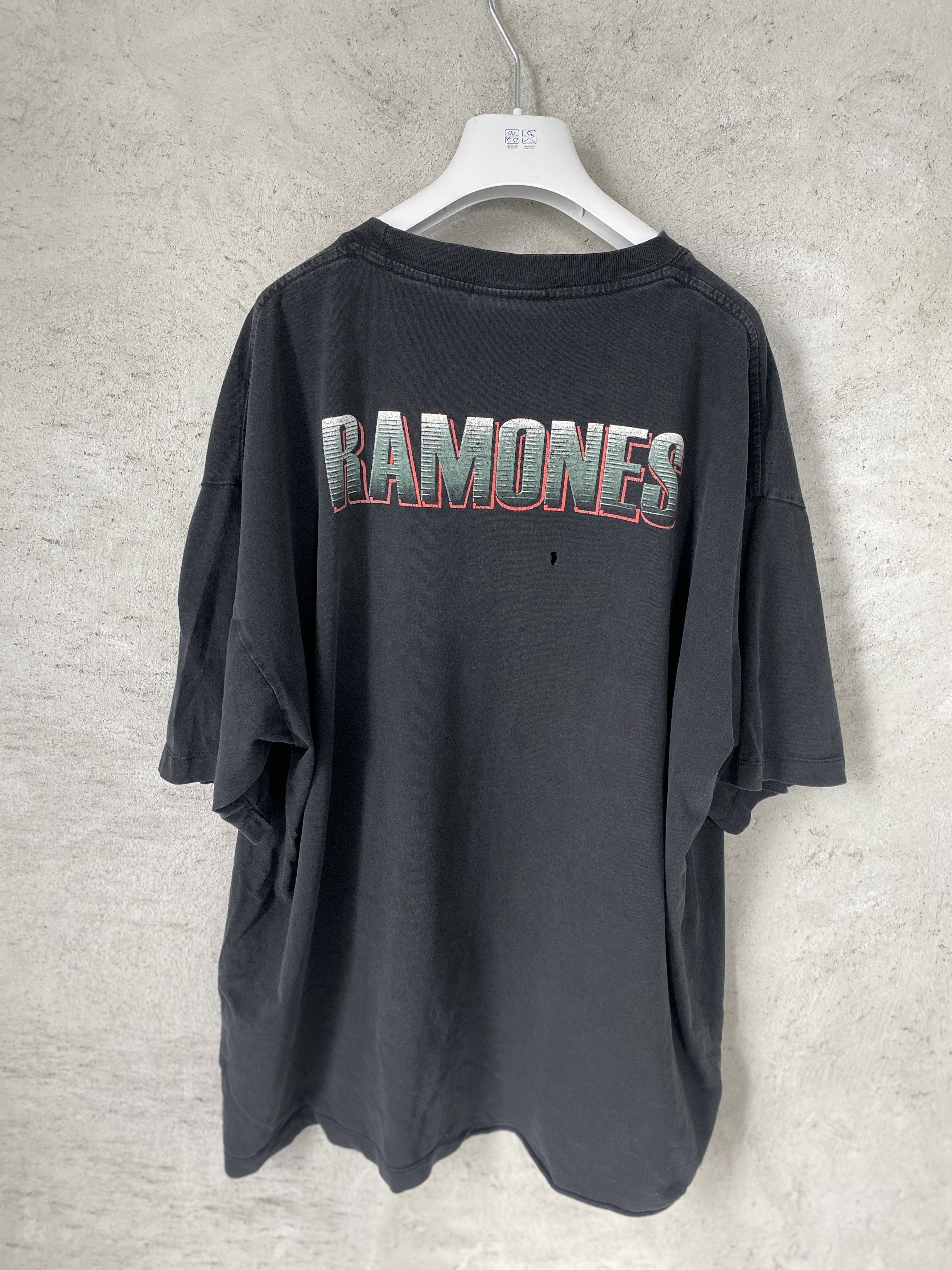 Band Tees Vintage Ramones big logo t-shirt tee rock band Size US XXL / EU 58 / 5 - 5 Thumbnail