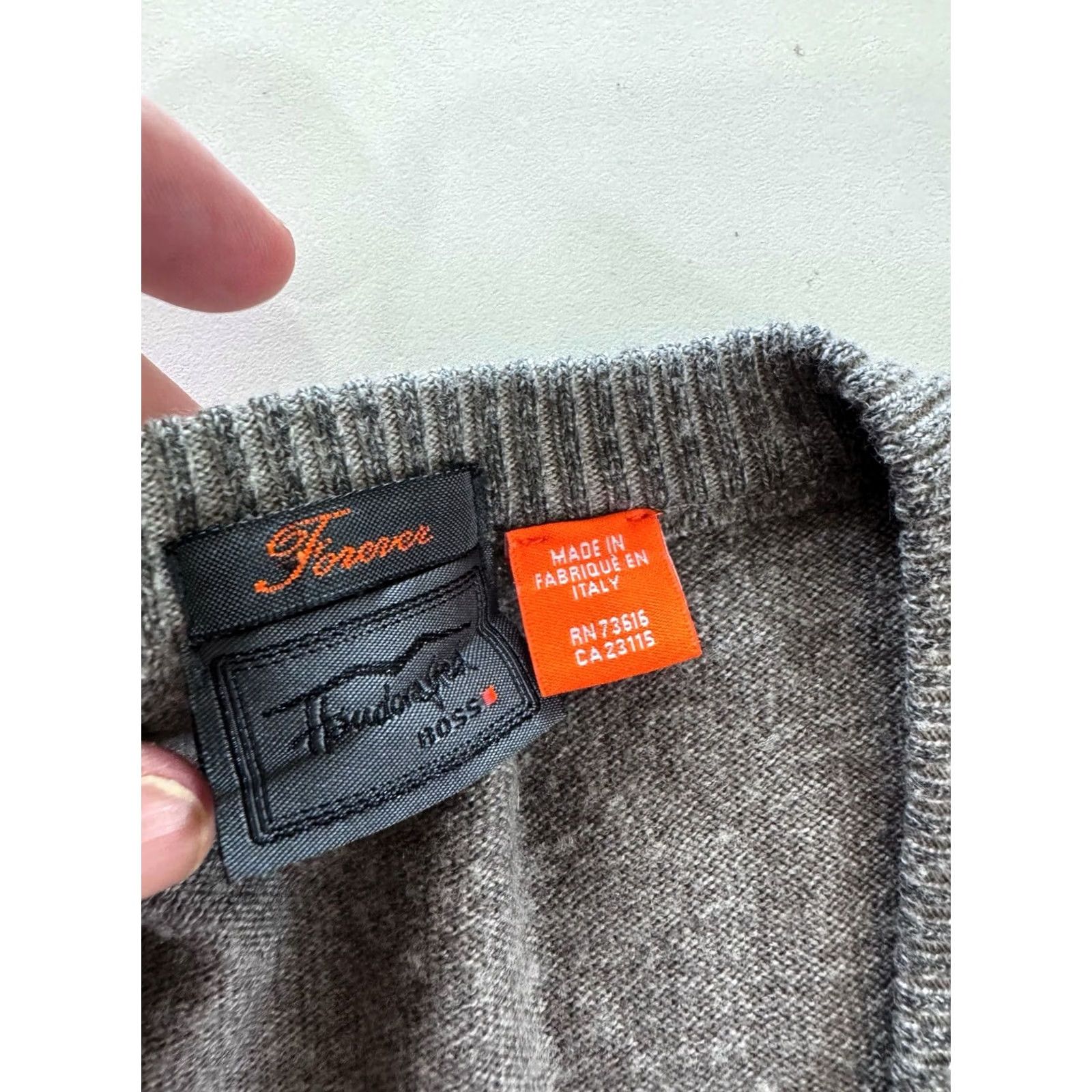Hugo Boss Hugo Boss Forever Unique Vneck SWEATER Large L Mens Cardigan? Size US L / EU 52-54 / 3 - 6 Thumbnail