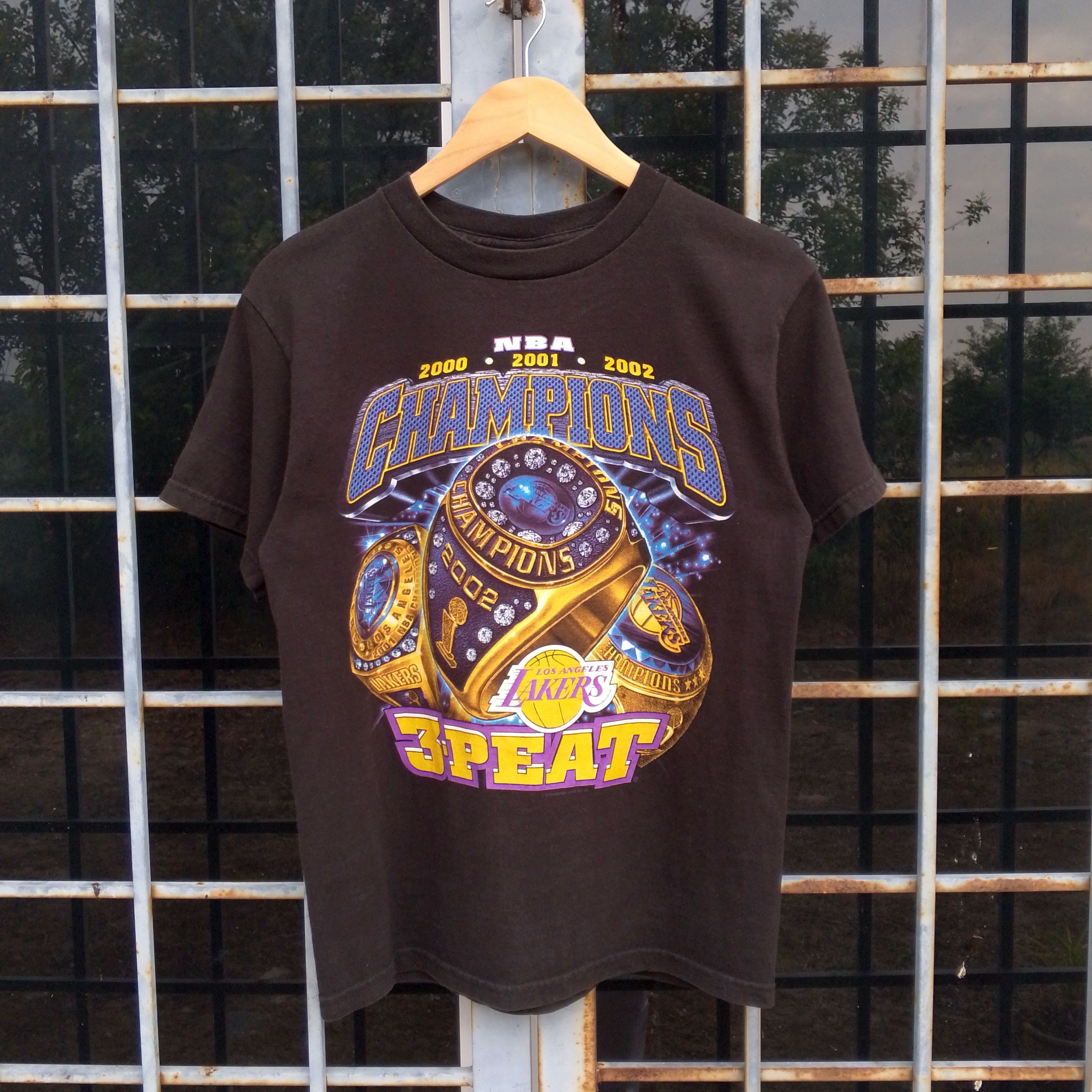 Vintage Vintage LA Lakers Champions 3 Peats Tshirt Size US M / EU 48-50 / 2 - 1 Thumbnail