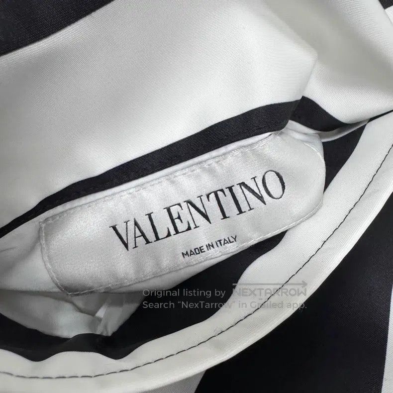 Valentino Valentino Wear a down jacket with a large logo printed on Size US M / EU 48-50 / 2 - 7 Thumbnail